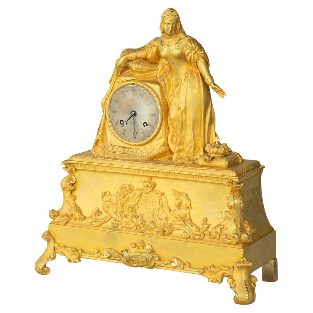 Reloj de sobremesa de ormolina con la reina Victoria en traje medieval, por Monroux, 1832 en venta
