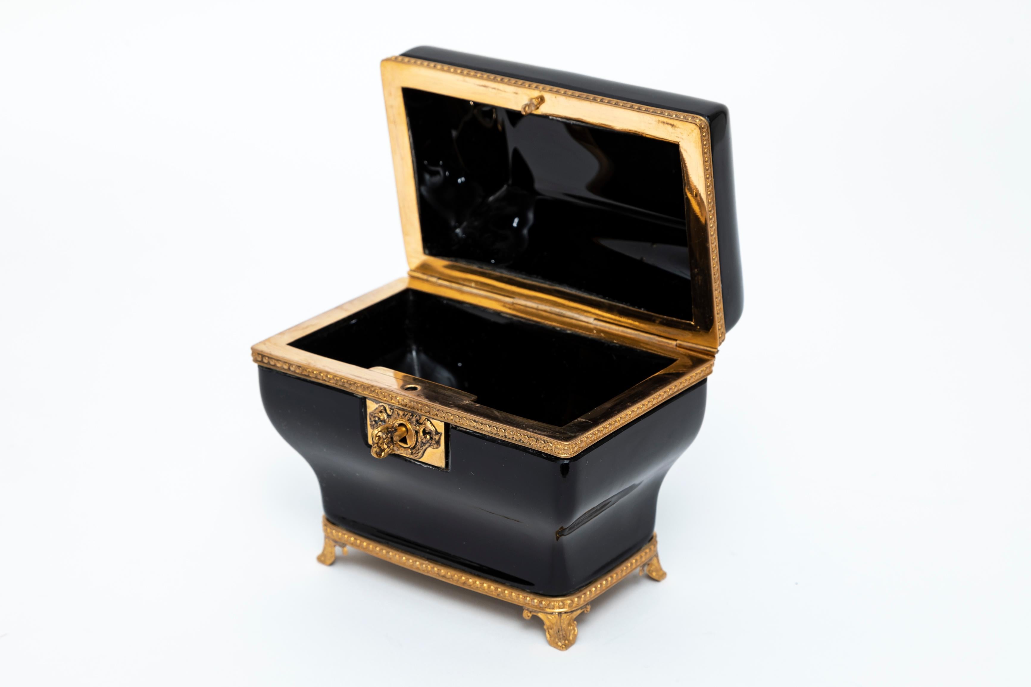 Atribuido a Baccarat Joyero montado en cristal amatista negro y bronce dorado Francés