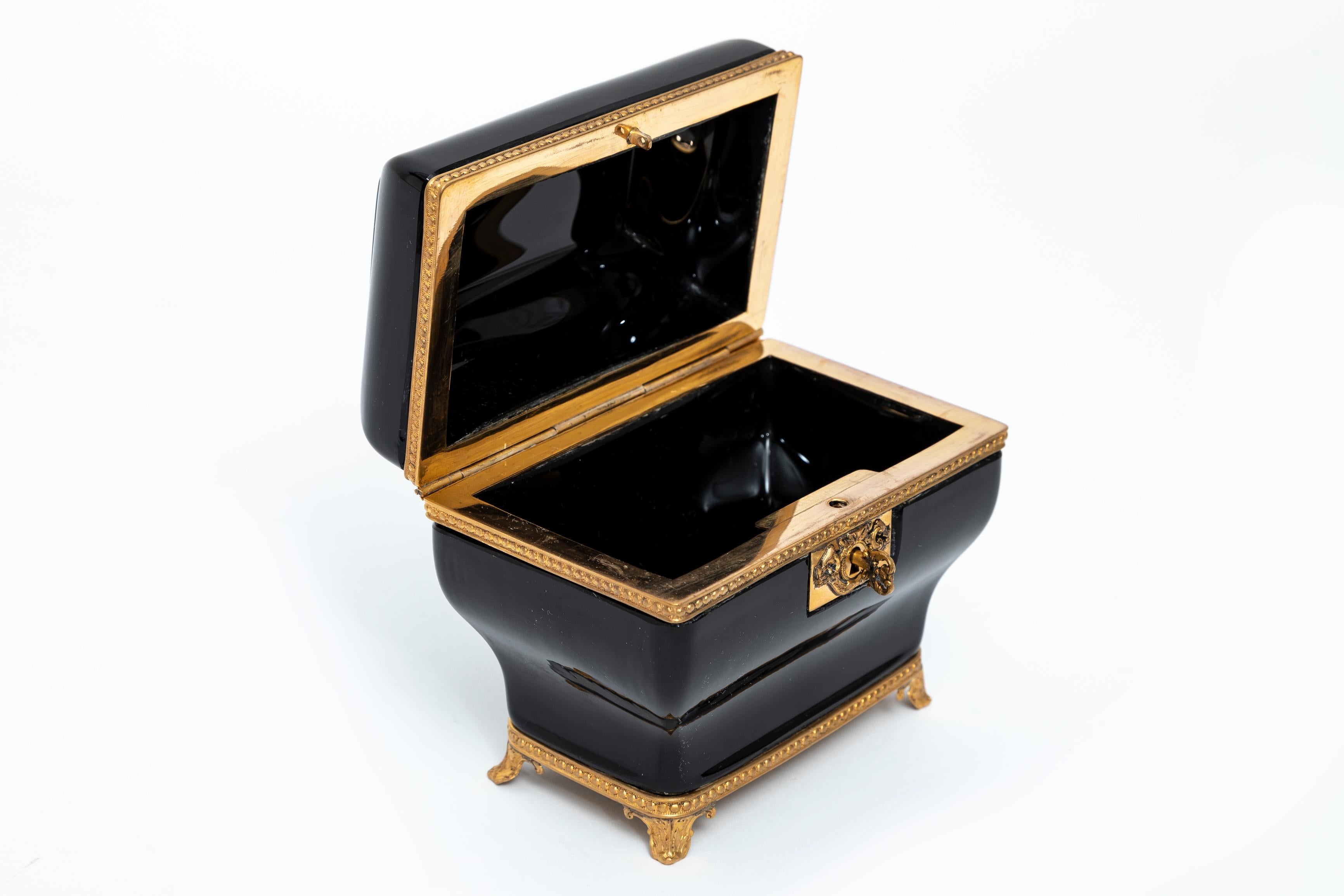 Atribuido a Baccarat Joyero montado en cristal amatista negro y bronce dorado Hecho a mano