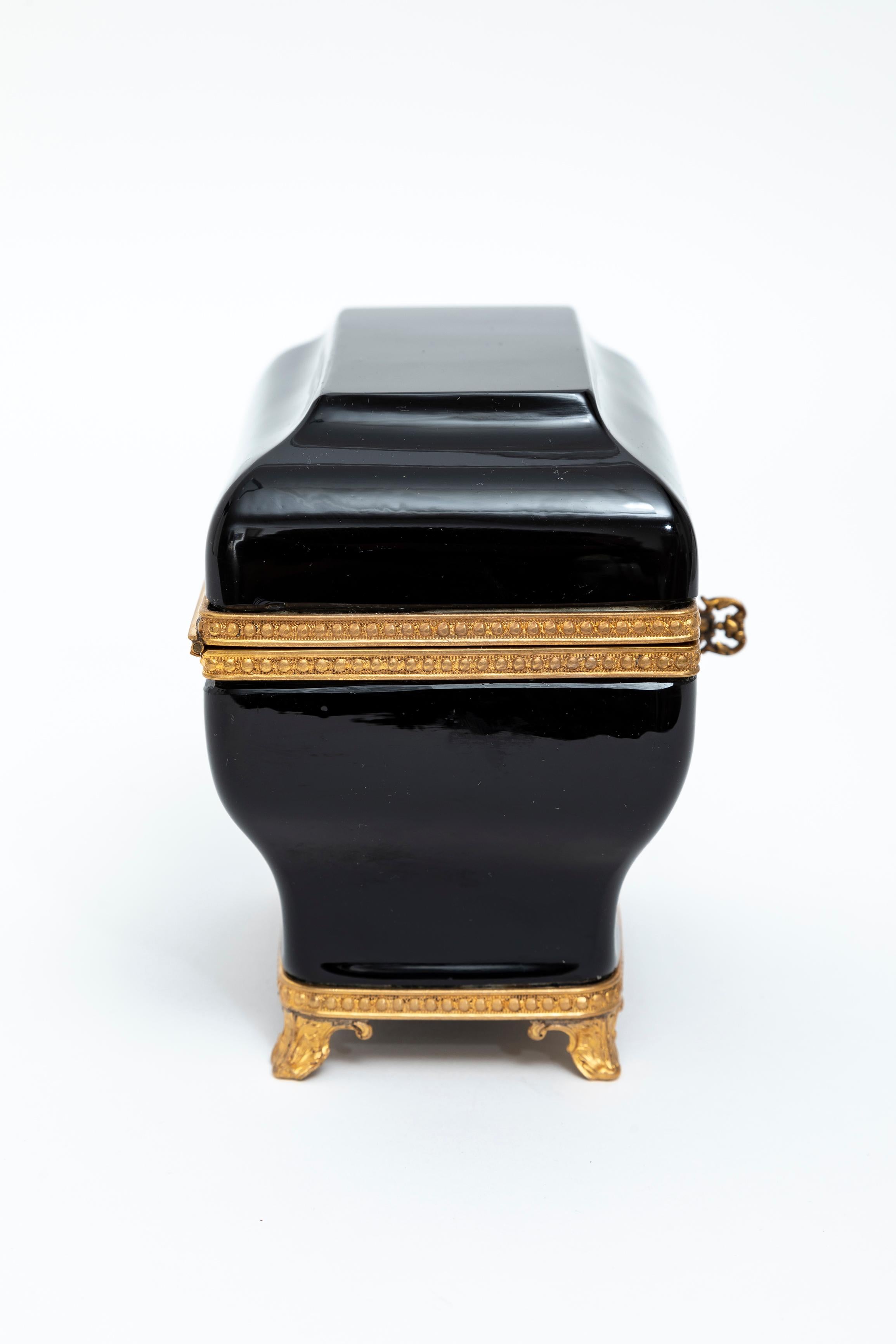 Atribuido a Baccarat Joyero montado en cristal amatista negro y bronce dorado principios del siglo XX