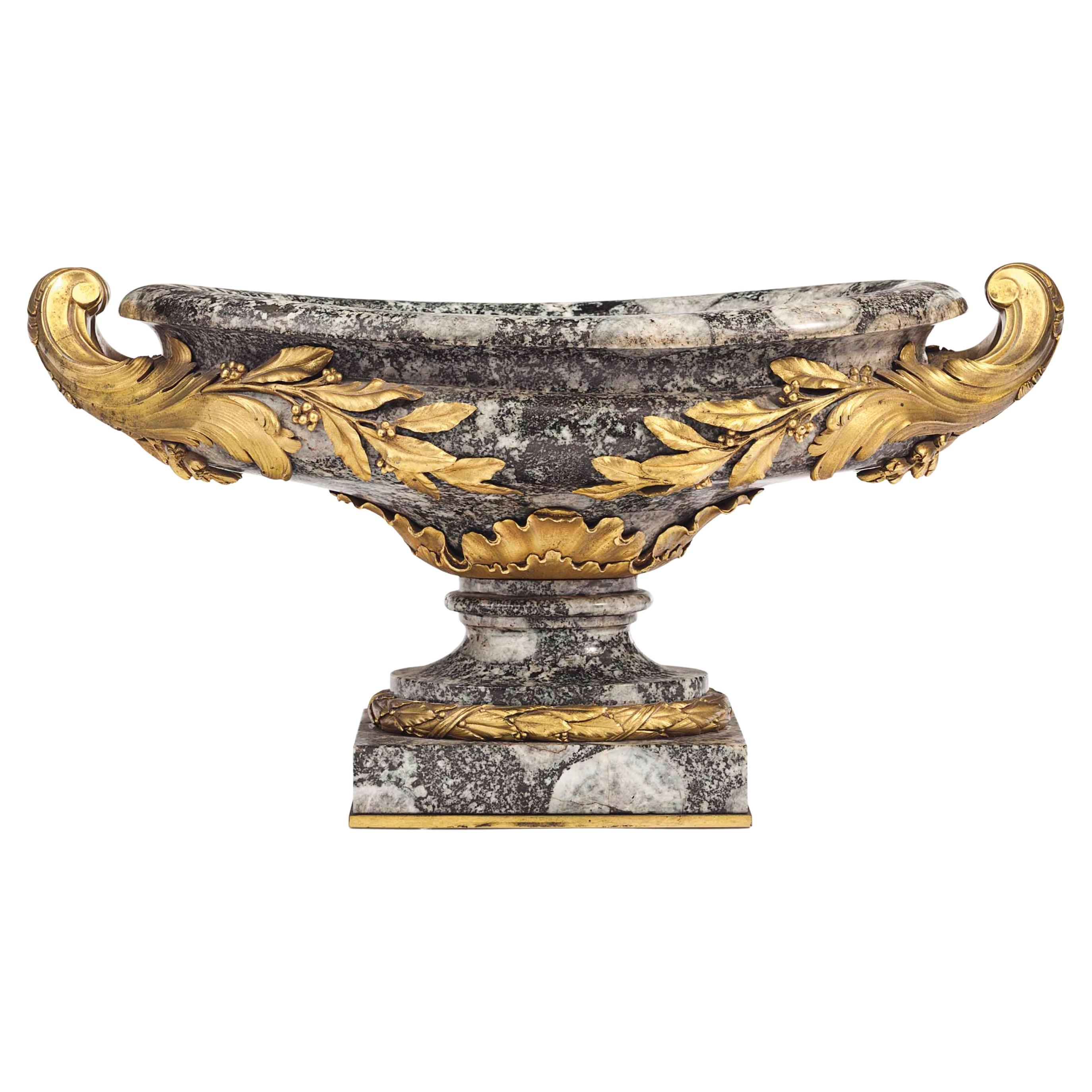 AN ORMOLU-MOUNTED CORSITE NAPOLEONITE CENTERPIECE END 19./EARLY 20. Jahrhundert im Angebot