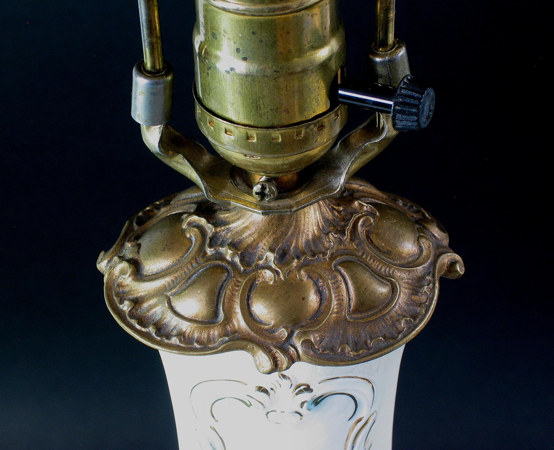 Eine Baluster-Vasenlampe mit Ormulu-Montage im Angebot 3