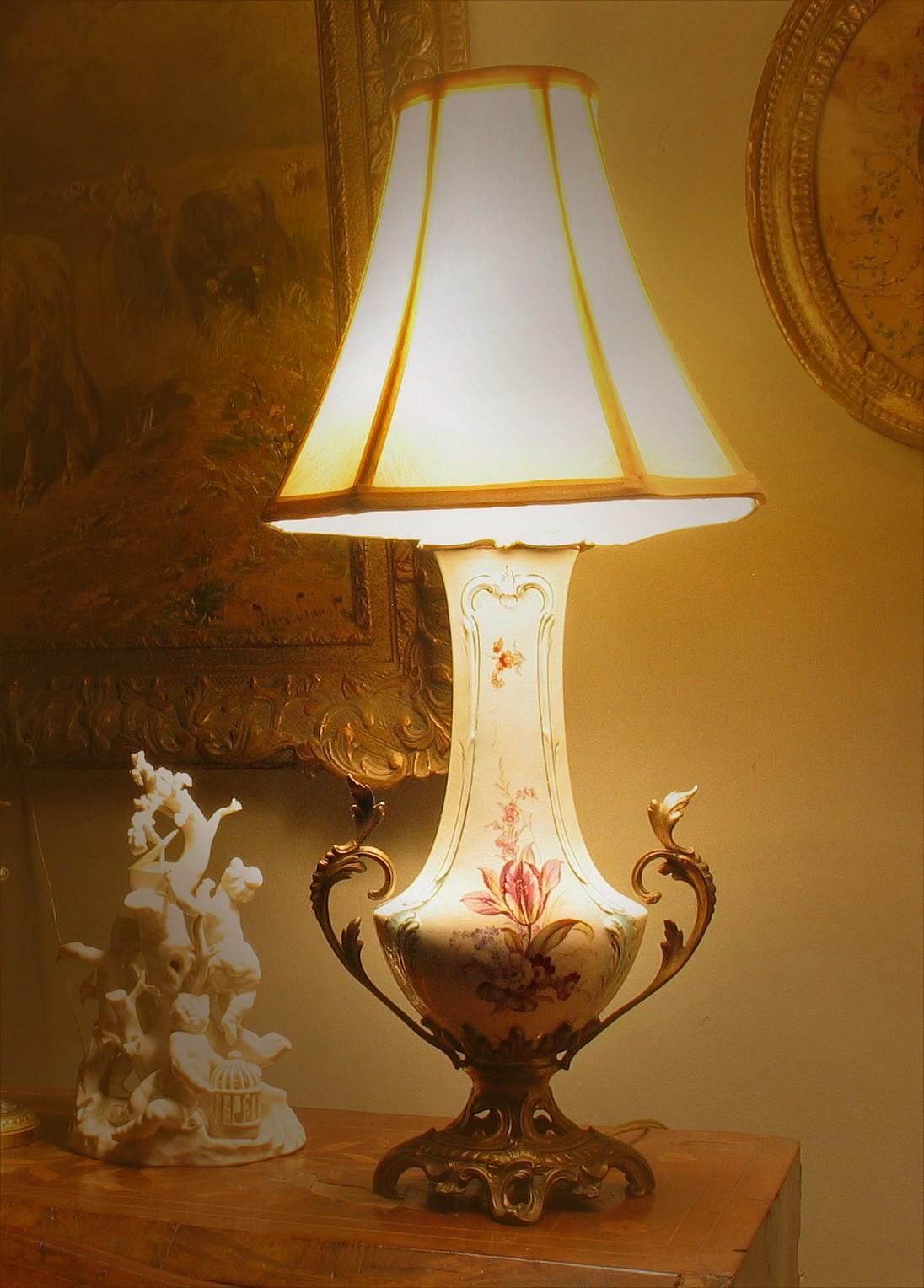 Eine Baluster-Vasenlampe mit Ormulu-Montage im Angebot 5