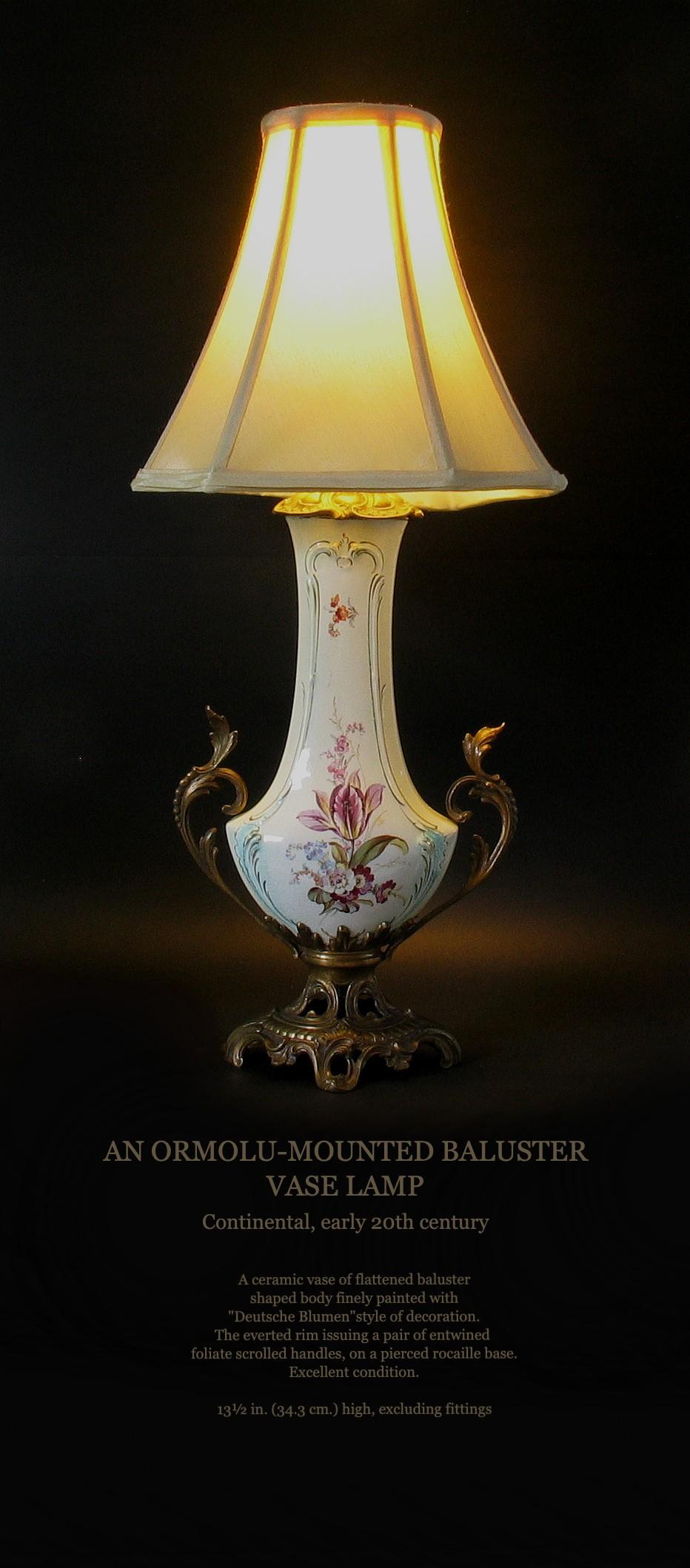 EIN IN ORMOLU GEFASSTER BALUSTER
VASE LAMPE
Kontinental, frühes 20. Jahrhundert
Eine Keramikvase mit abgeflachtem, balusterförmigem Körper, fein bemalt mit
