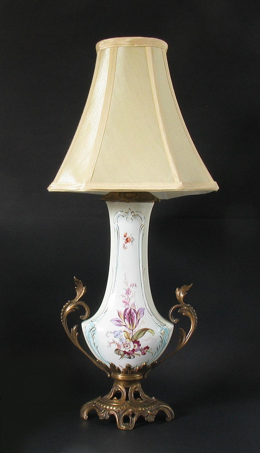 Eine Baluster-Vasenlampe mit Ormulu-Montage (Französische Provence) im Angebot