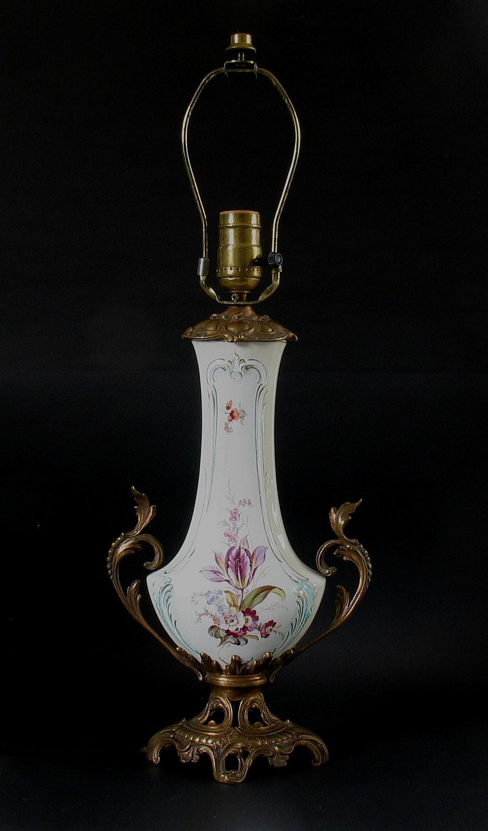 Eine Baluster-Vasenlampe mit Ormulu-Montage (Handgefertigt) im Angebot