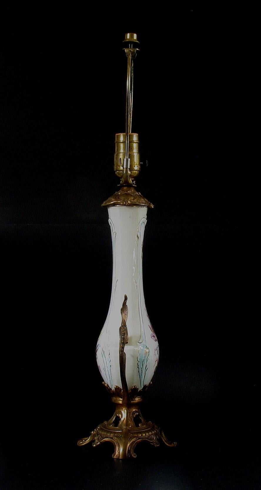 Eine Baluster-Vasenlampe mit Ormulu-Montage im Zustand „Gut“ im Angebot in Ottawa, Ontario