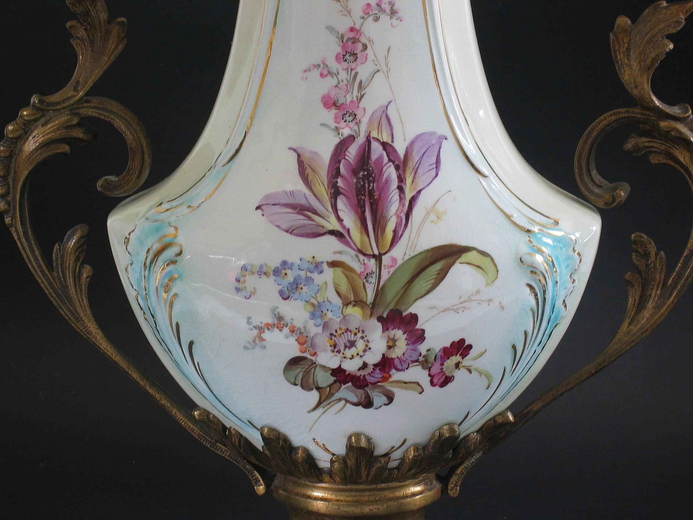 Eine Baluster-Vasenlampe mit Ormulu-Montage (Keramik) im Angebot