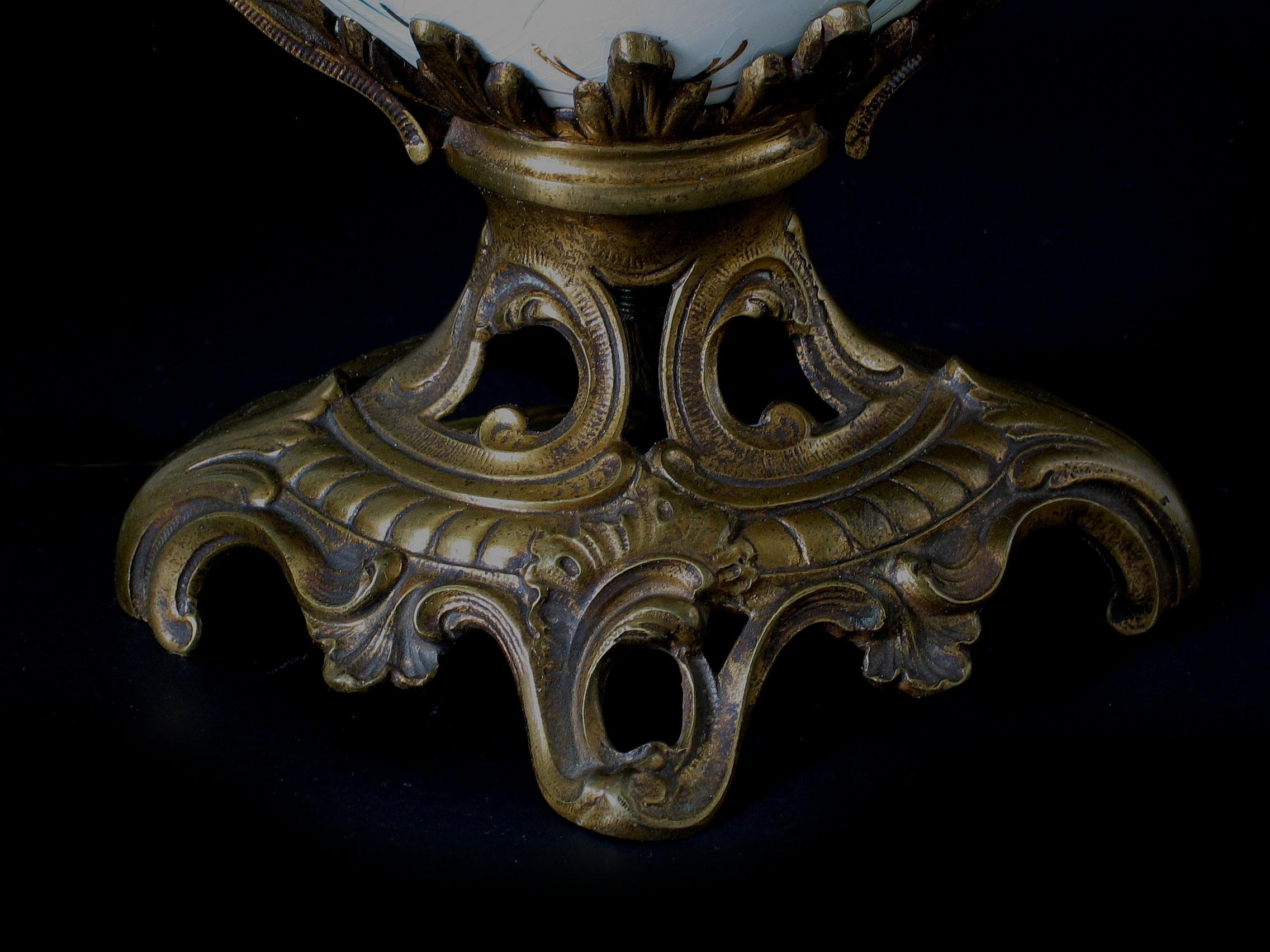 Eine Baluster-Vasenlampe mit Ormulu-Montage im Angebot 1