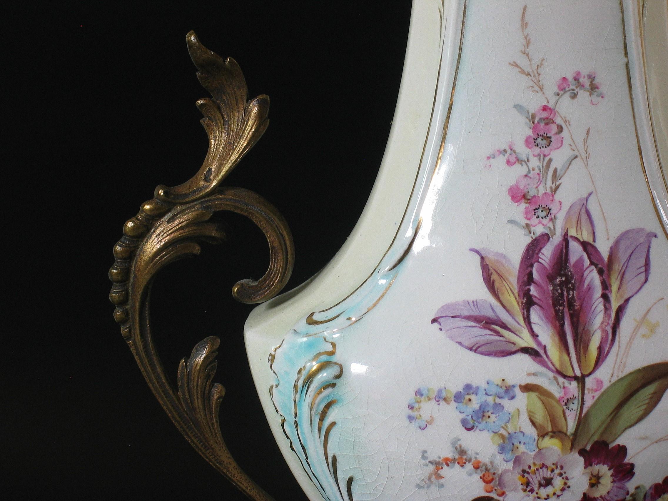 Eine Baluster-Vasenlampe mit Ormulu-Montage im Angebot 2