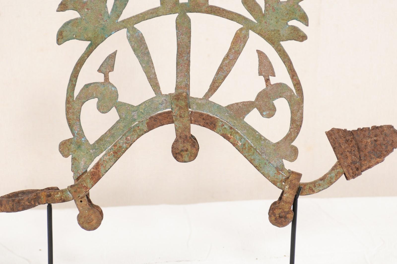 Ornamentales Vogelfragment aus dem 19. Jahrhundert auf maßgefertigtem Ständer im Zustand „Gut“ im Angebot in Atlanta, GA