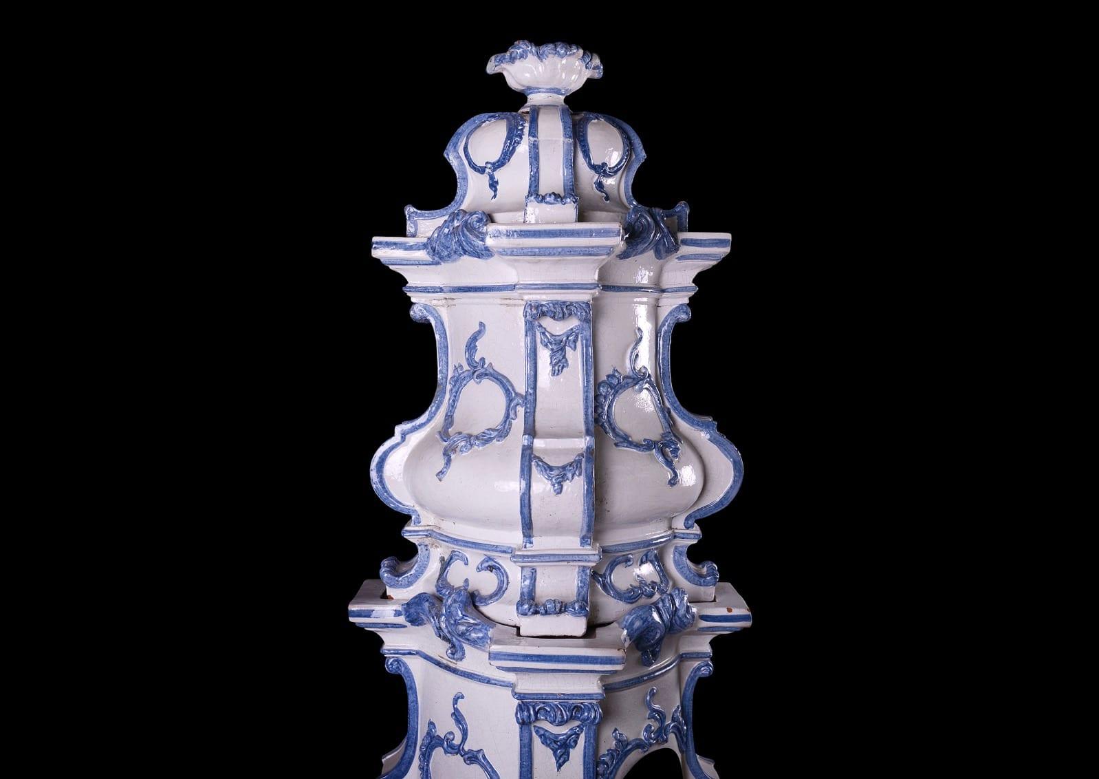 Verzierter Kachelofen-Hocker aus Keramik im Zustand „Gut“ im Angebot in London, GB