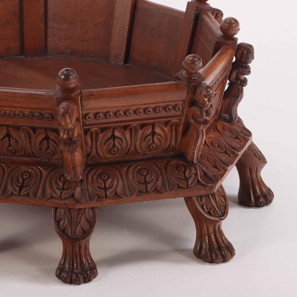 Lit pour animaux de compagnie en bois dur sculpté et orné d'une figure. A.C.I.C. Bon état - En vente à Philadelphia, PA
