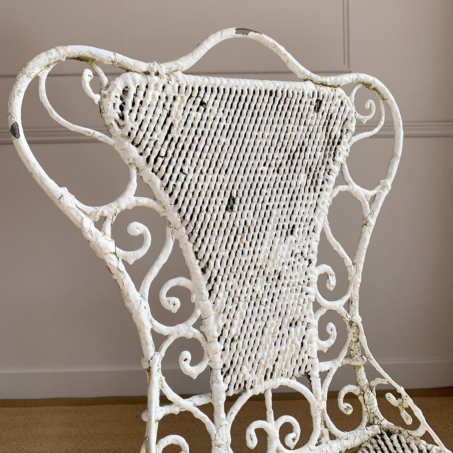 Verschnörkelter Regency-Stuhl aus weißem Drahtgeflecht (Englisch) im Angebot
