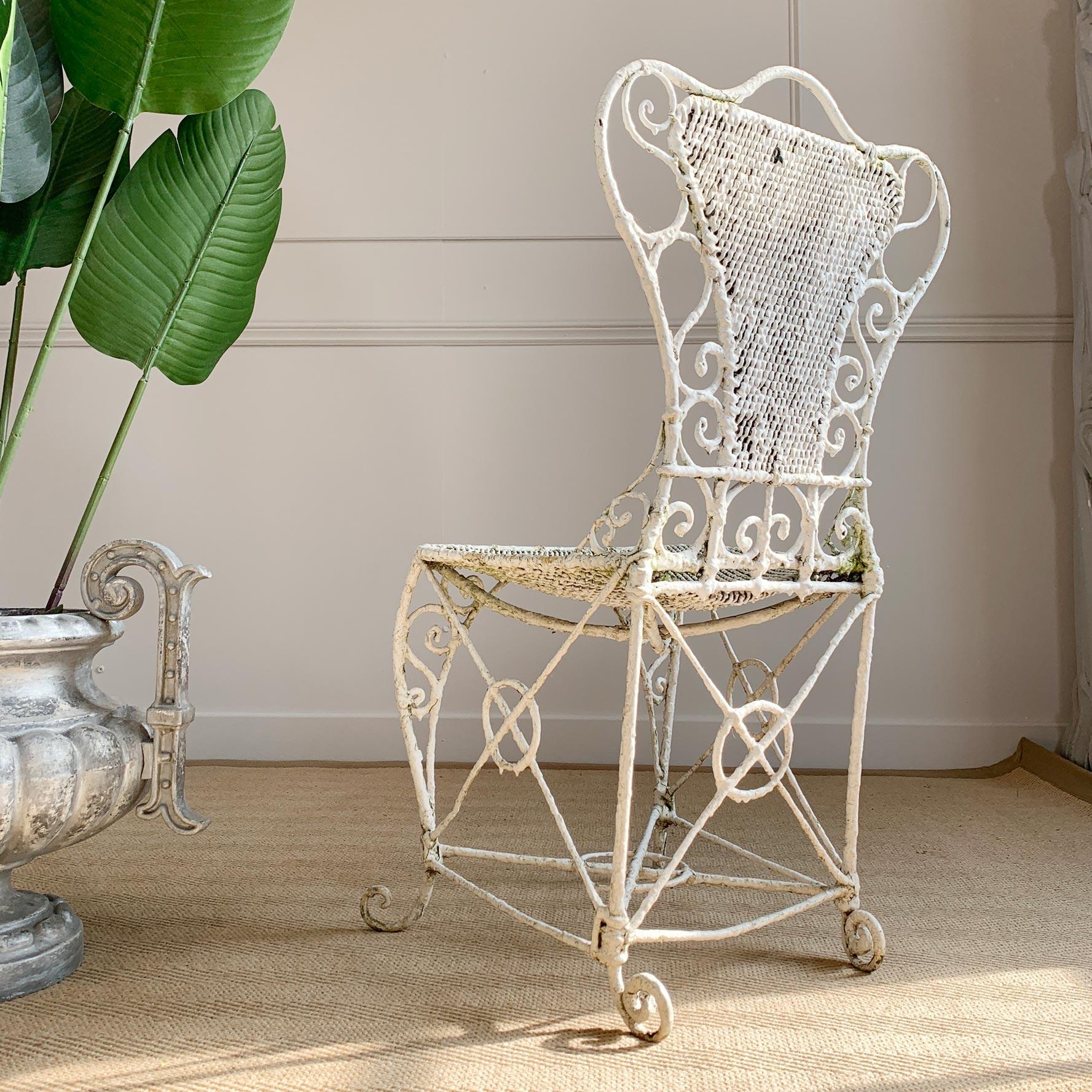 Verschnörkelter Regency-Stuhl aus weißem Drahtgeflecht (Frühes 19. Jahrhundert) im Angebot