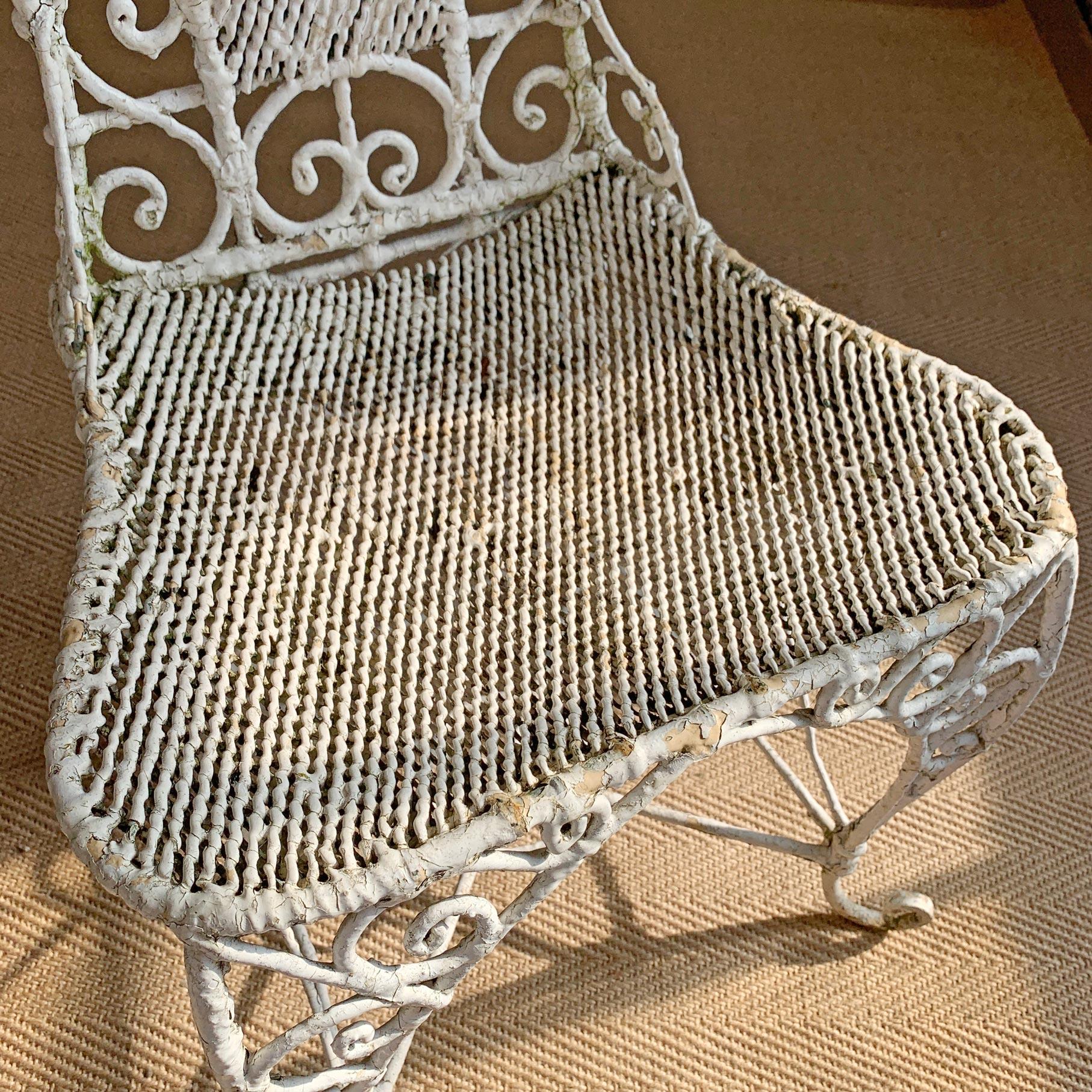 Verschnörkelter Regency-Stuhl aus weißem Drahtgeflecht (Schmiedeeisen) im Angebot