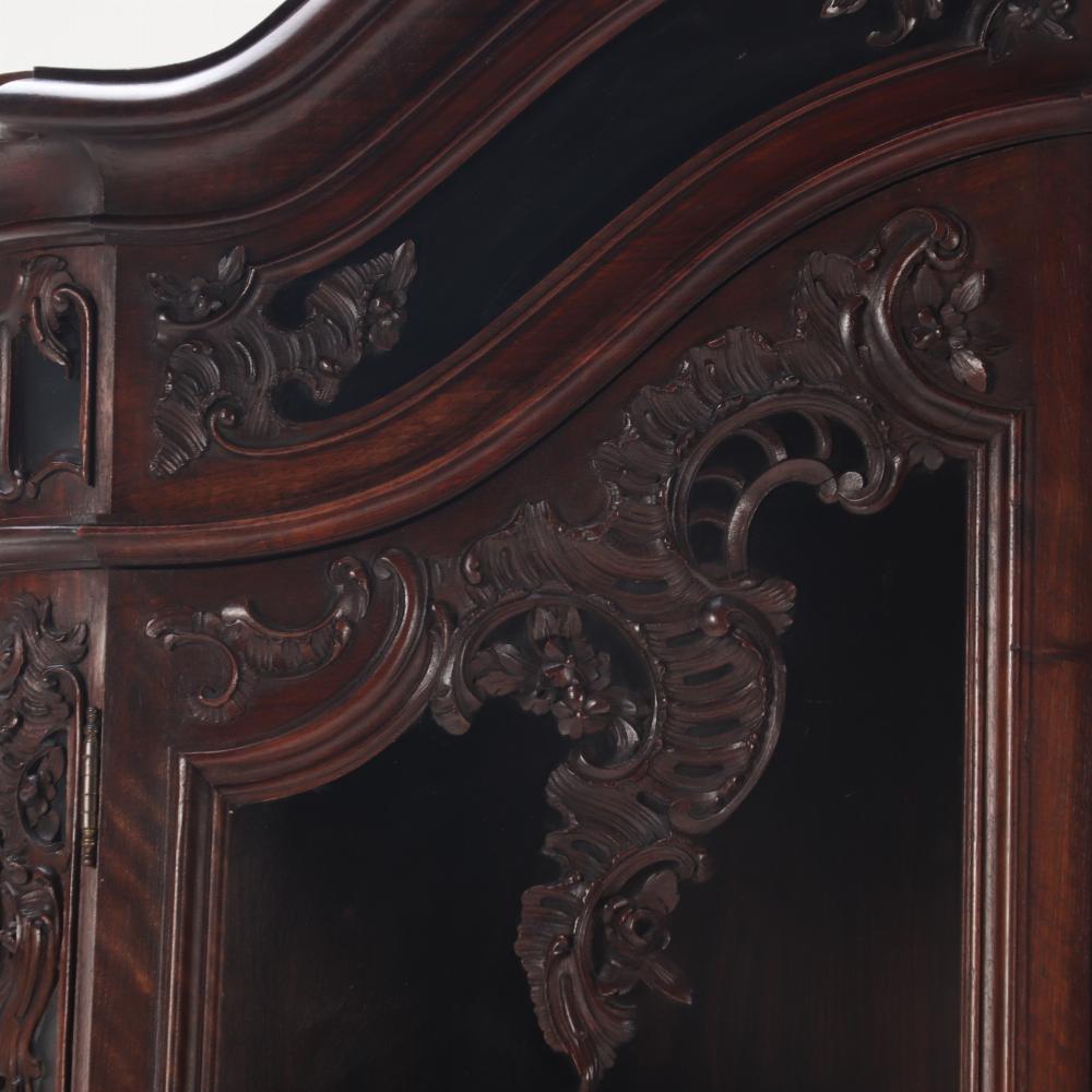Français Vitrine en deux parties en noyer français sculpté, C 1880, de grande qualité. en vente