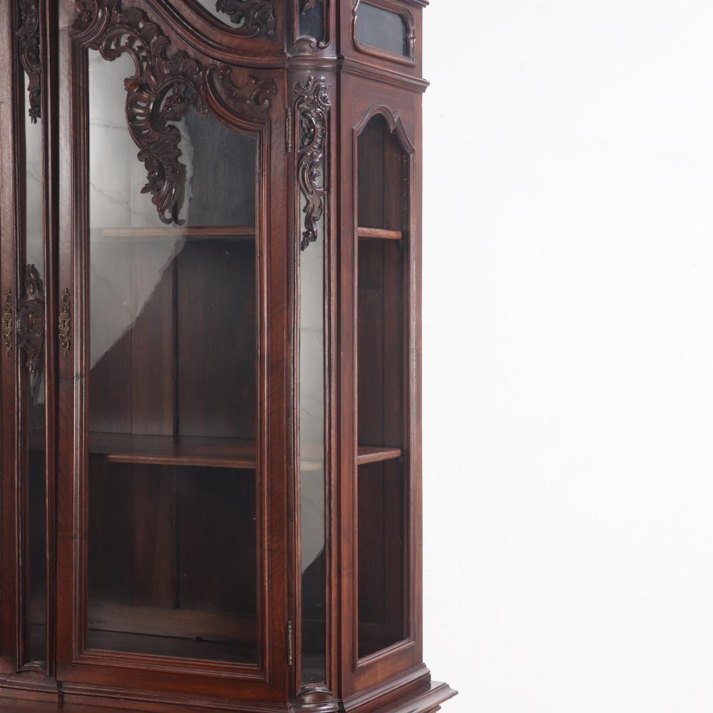 Vitrine en deux parties en noyer français sculpté, C 1880, de grande qualité. Bon état - En vente à Philadelphia, PA