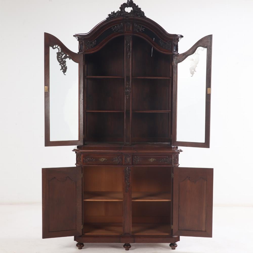 XIXe siècle Vitrine en deux parties en noyer français sculpté, C 1880, de grande qualité. en vente