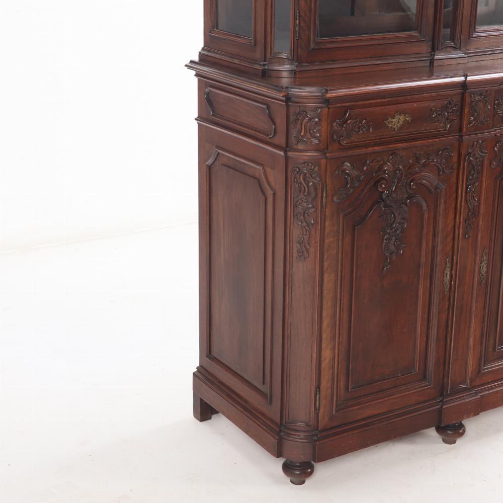 Vitrine en deux parties en noyer français sculpté, C 1880, de grande qualité. en vente 2