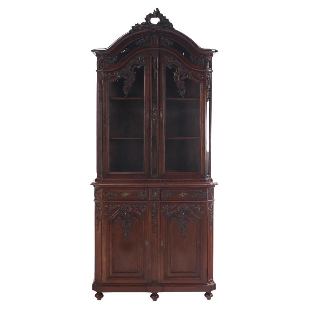 Vitrine en deux parties en noyer français sculpté, C 1880, de grande qualité. en vente