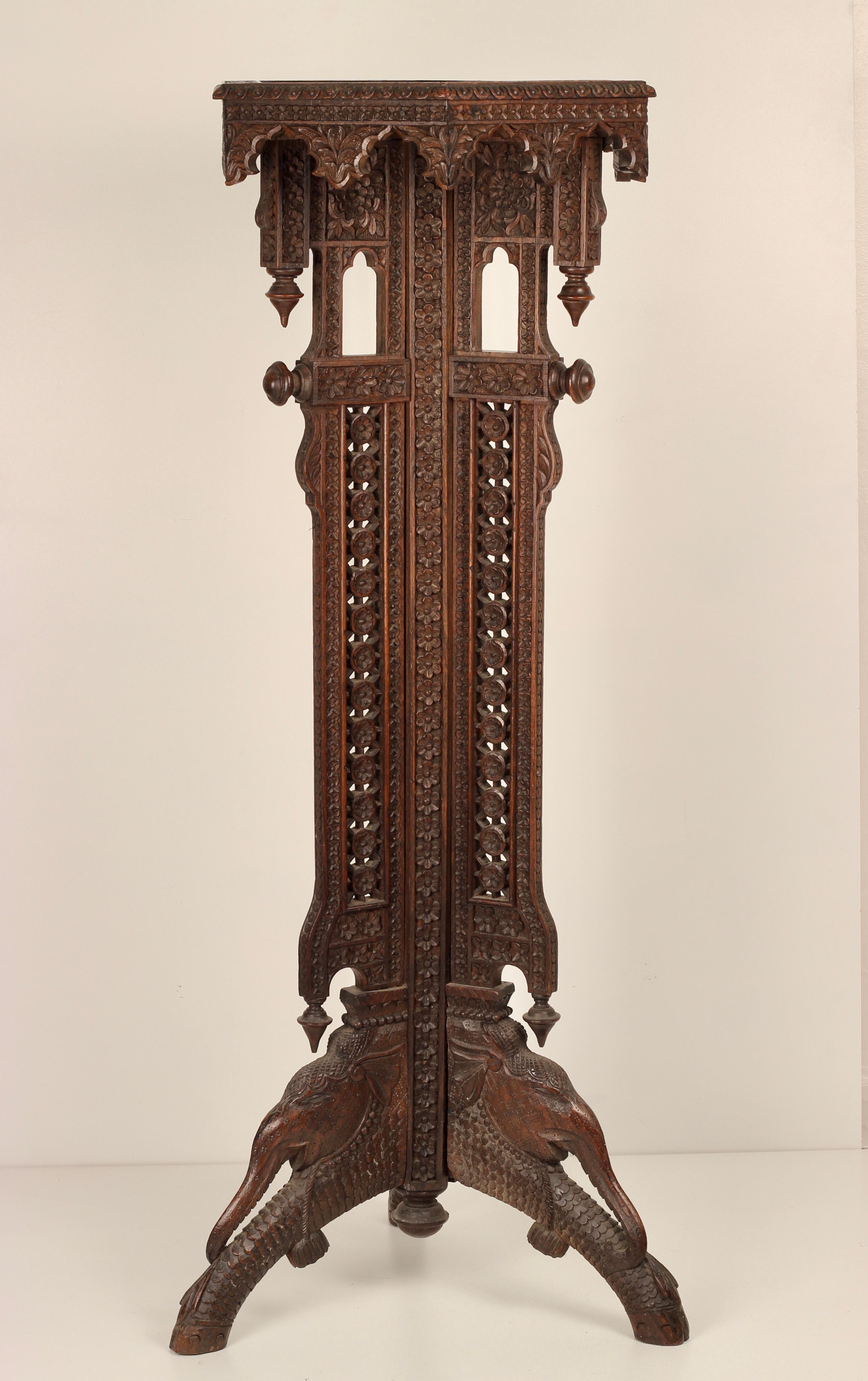 Sculpté à la main Torchère en bois anglo-indienne sculptée à la main de style Boho Chic avec détails d'éléphants en vente