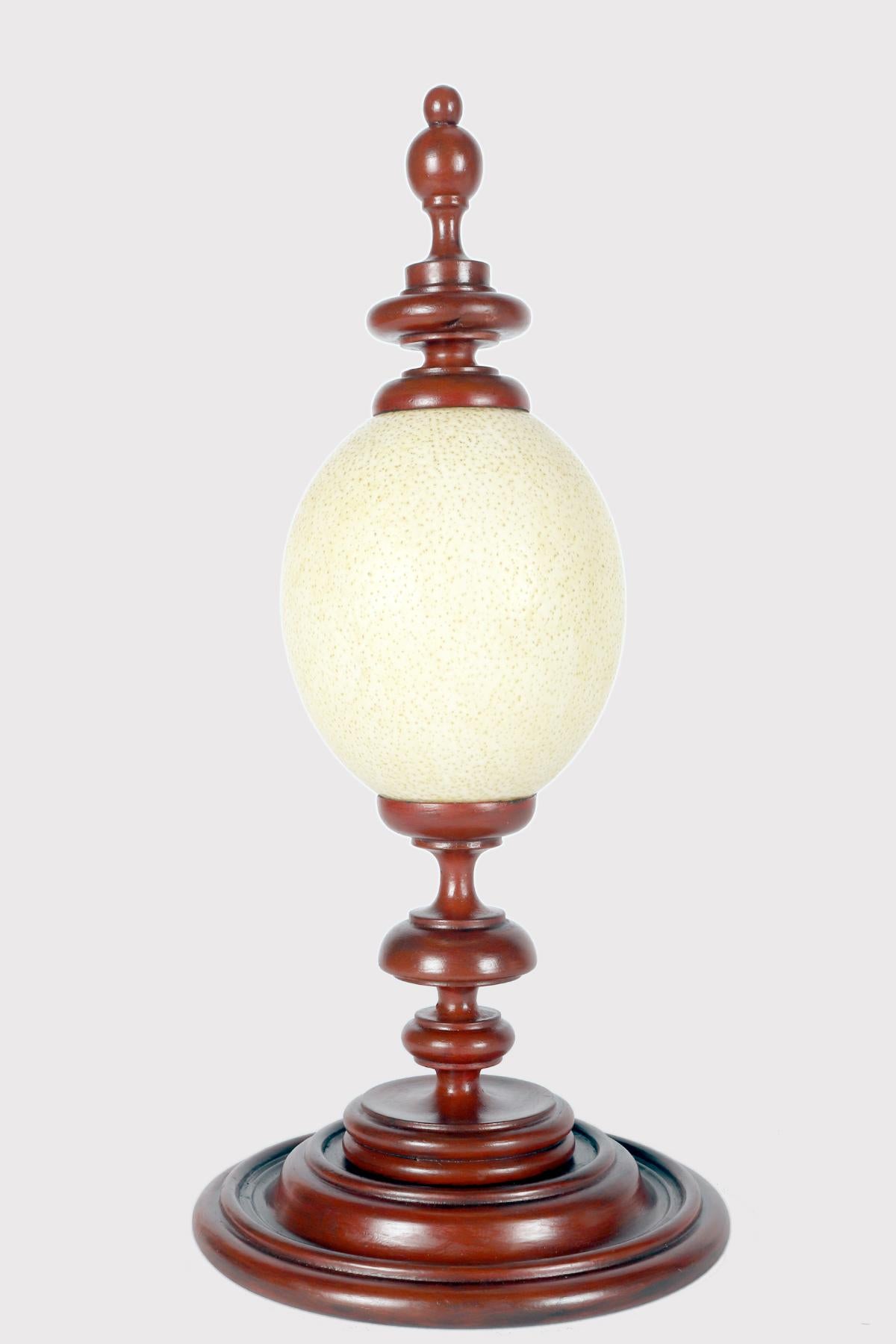 Un esemplare di Naturalia, un uovo di struzzo (Struthio camelus) montato su una base di legno dipinta di rosso. La parte superiore, montata sulla sommità, a forma di pinnacolo, sempre dello stesso legno e colore della base. Italia 1900.
(SOLO PER