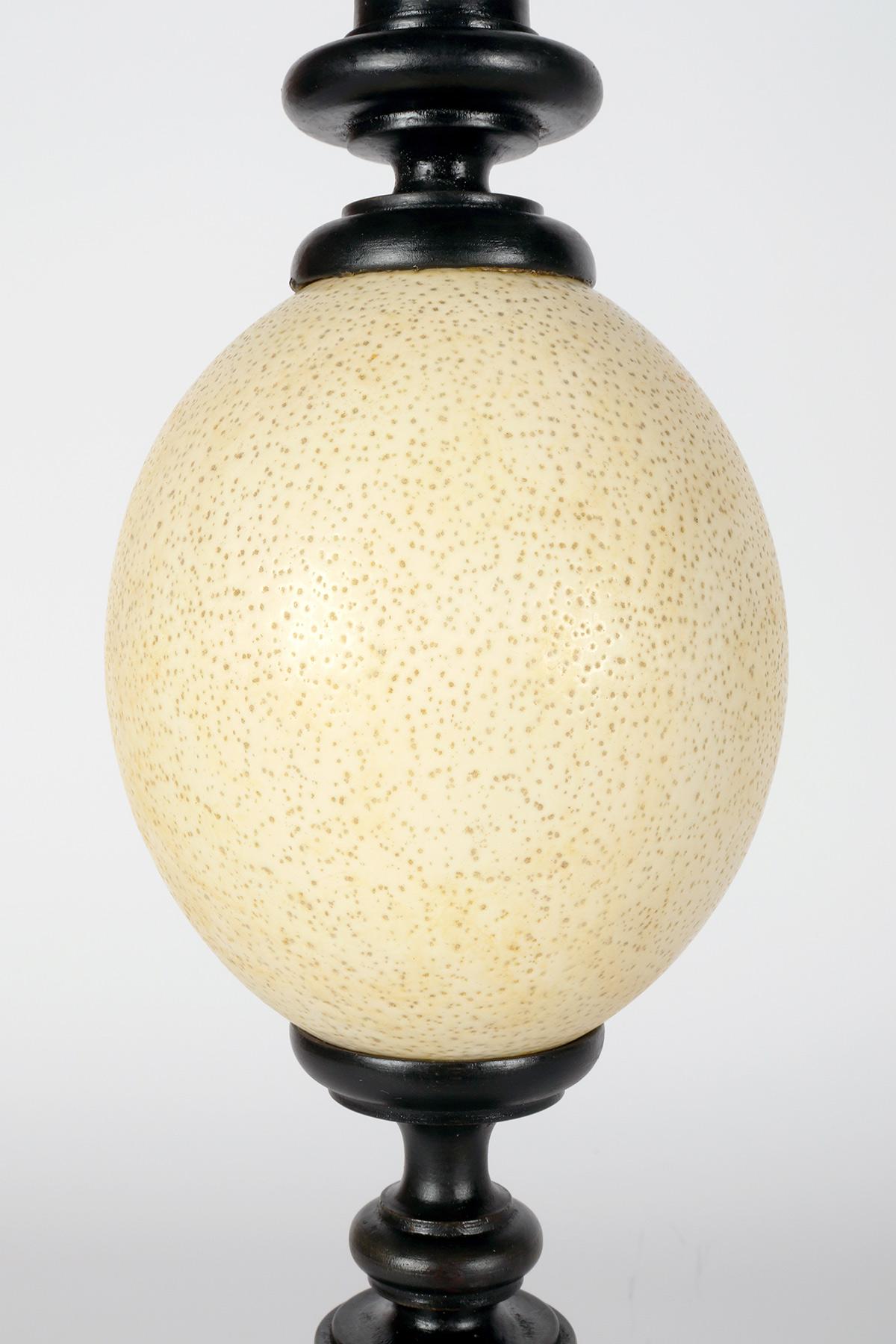 An ostrich egg from a wunderkammer, with an ebonized wooden base, Italy 1900. In Good Condition For Sale In Milan, IT