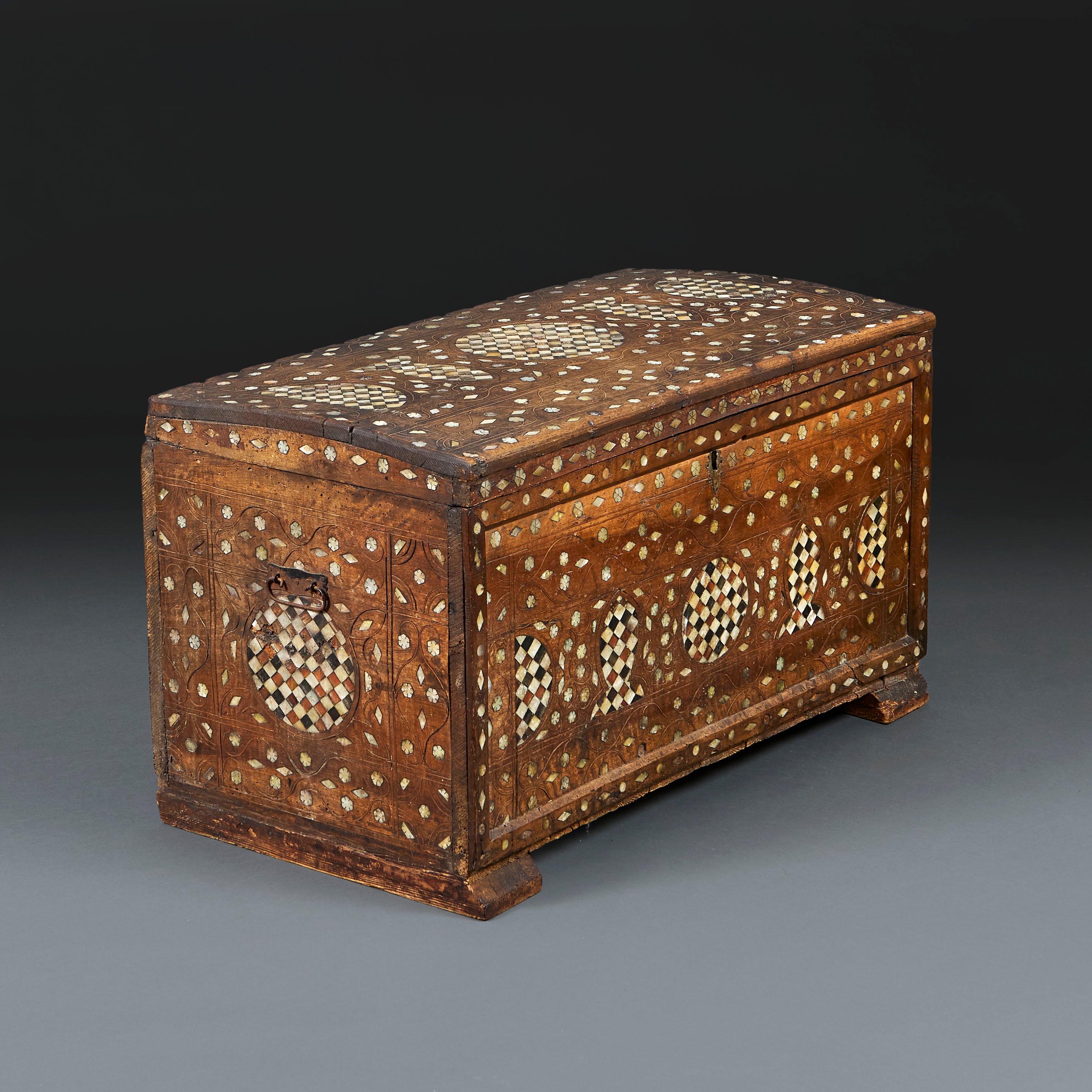 Un baúl otomano de madera de ciprés del siglo XVIII Griego en venta