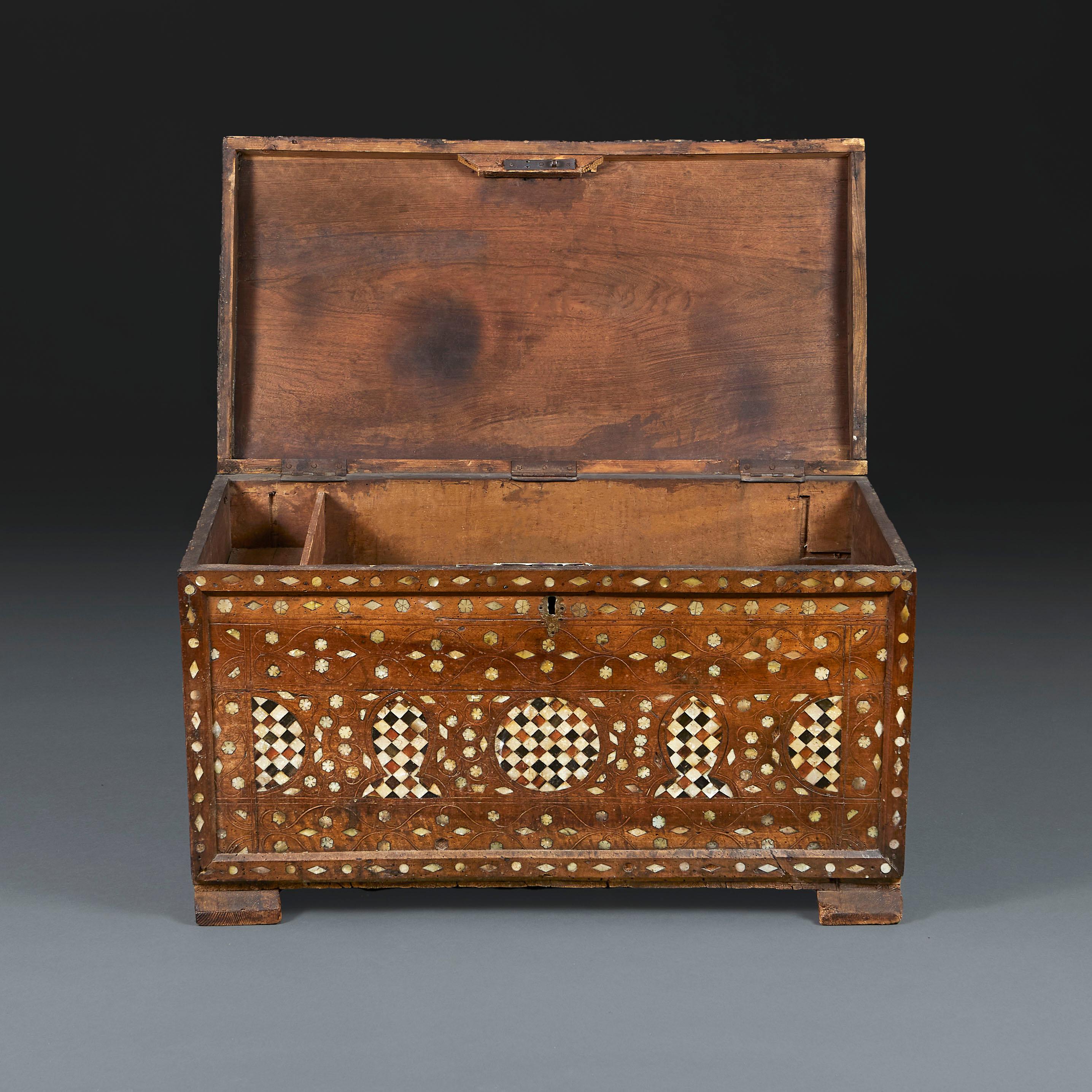 Un baúl otomano de madera de ciprés del siglo XVIII Madera en venta