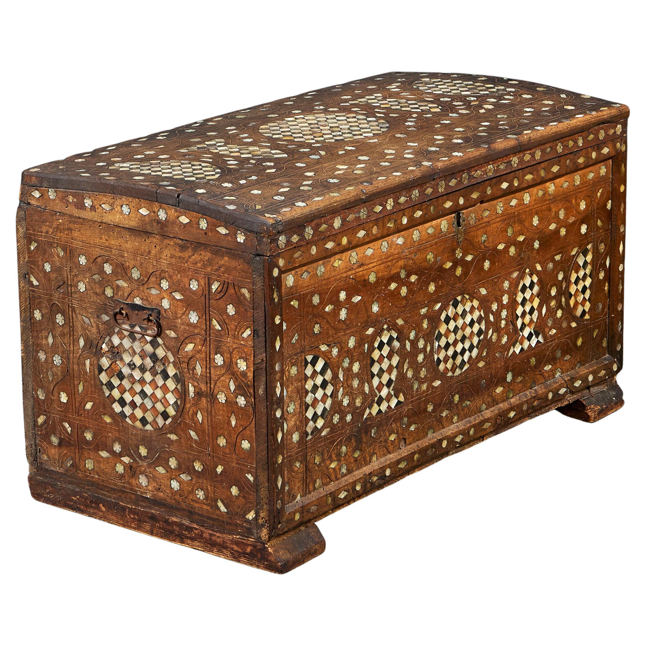 Un baúl otomano de madera de ciprés del siglo XVIII en venta
