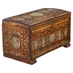 Ein Ottomane-Truhe aus Zypressenholz aus dem 18. Jahrhundert