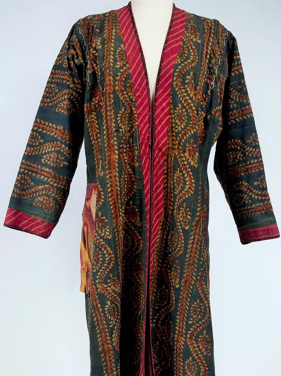 Circa 1920-1940

Turkey

Ethnic Ottoman Kaftan coat treated in a reversible way, from Turkey. On the right side, a finely striped cherry silk, with side slits and printed cotton lining. Treated as in the photo, this kaftan is shown upside down,