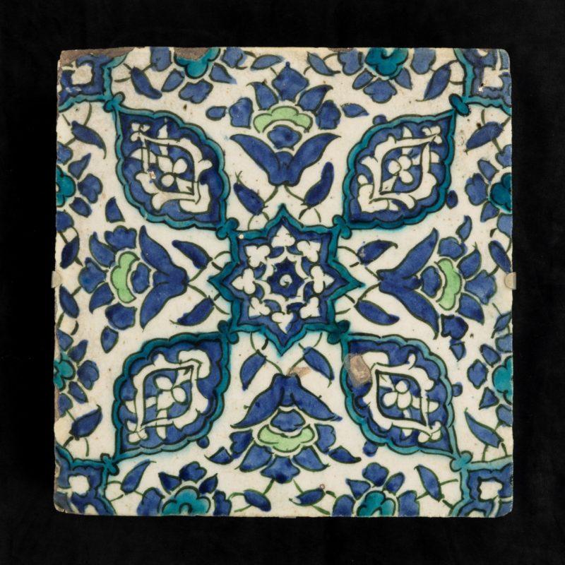 An Ottoman Empire Damascus square tile late 16th century In Good Condition For Sale In Lymington, Hampshire