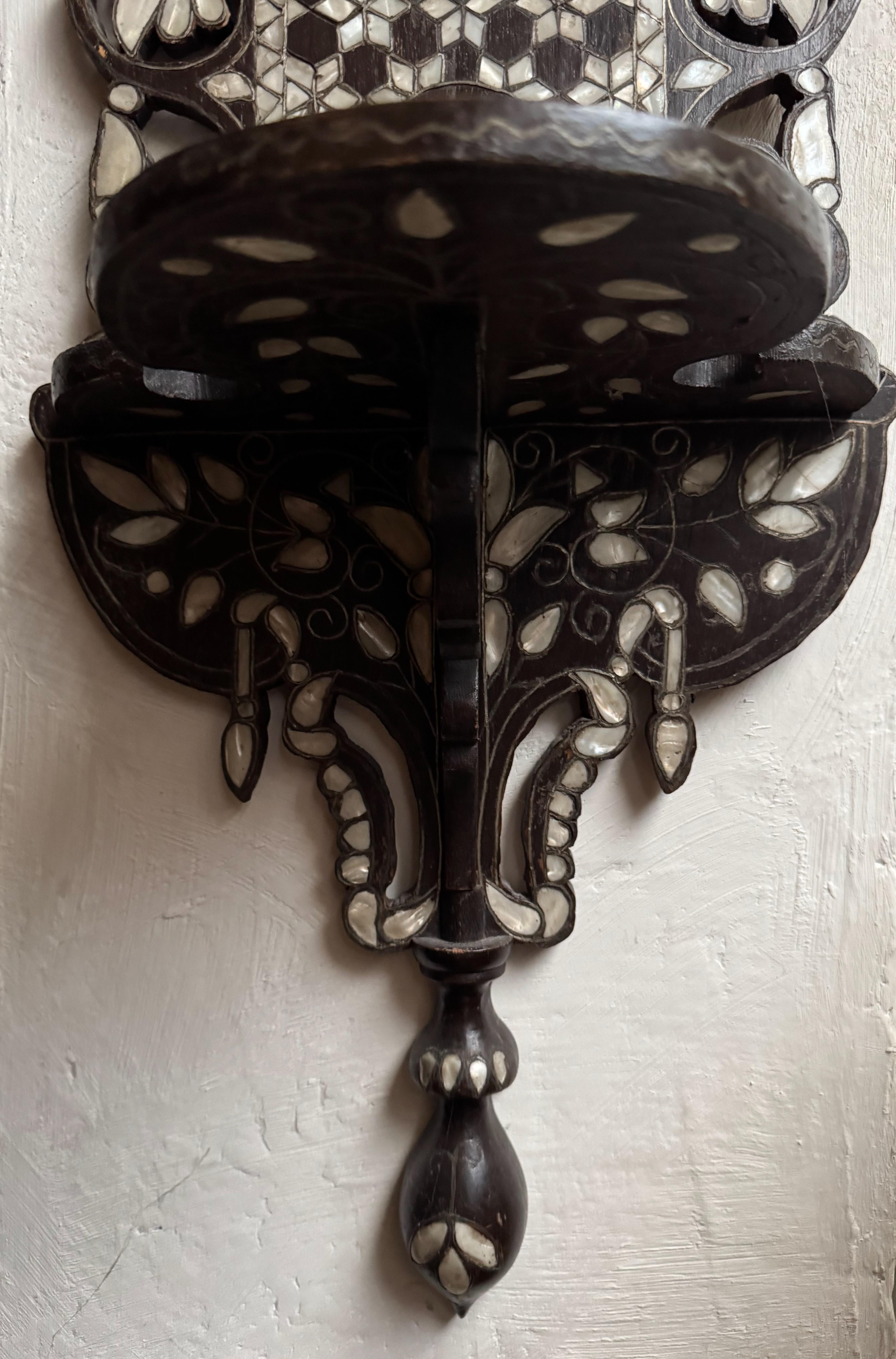 Sculpté à la main Un porte-turban ou Kavukluk ottoman. en vente