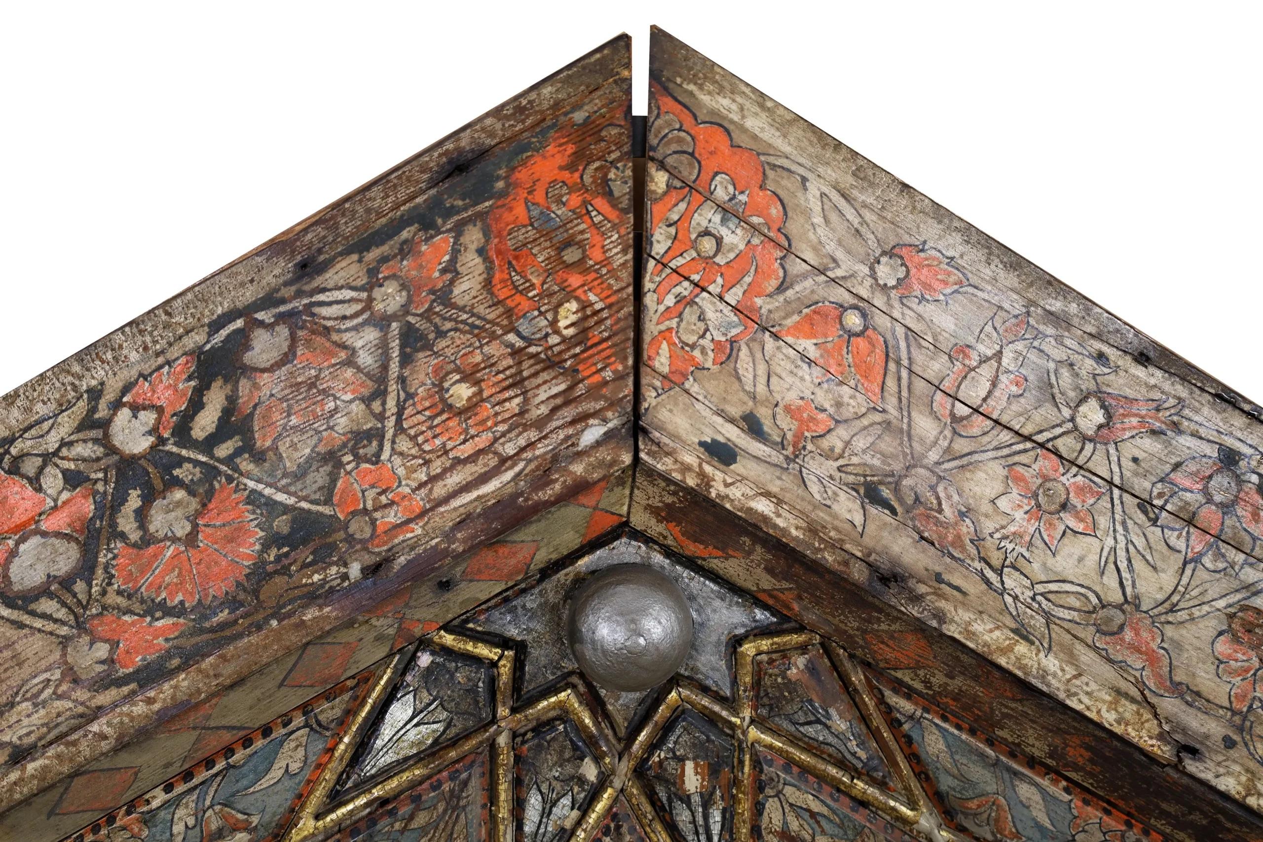 Un techo otomano pintado y dorado,
Turquía, probablemente siglo XVII De forma hexagonal con panel central compuesto de secciones poligonales discretas ensambladas en un diseño geométrico con una estrella central rodeada de otras seis estrellas y