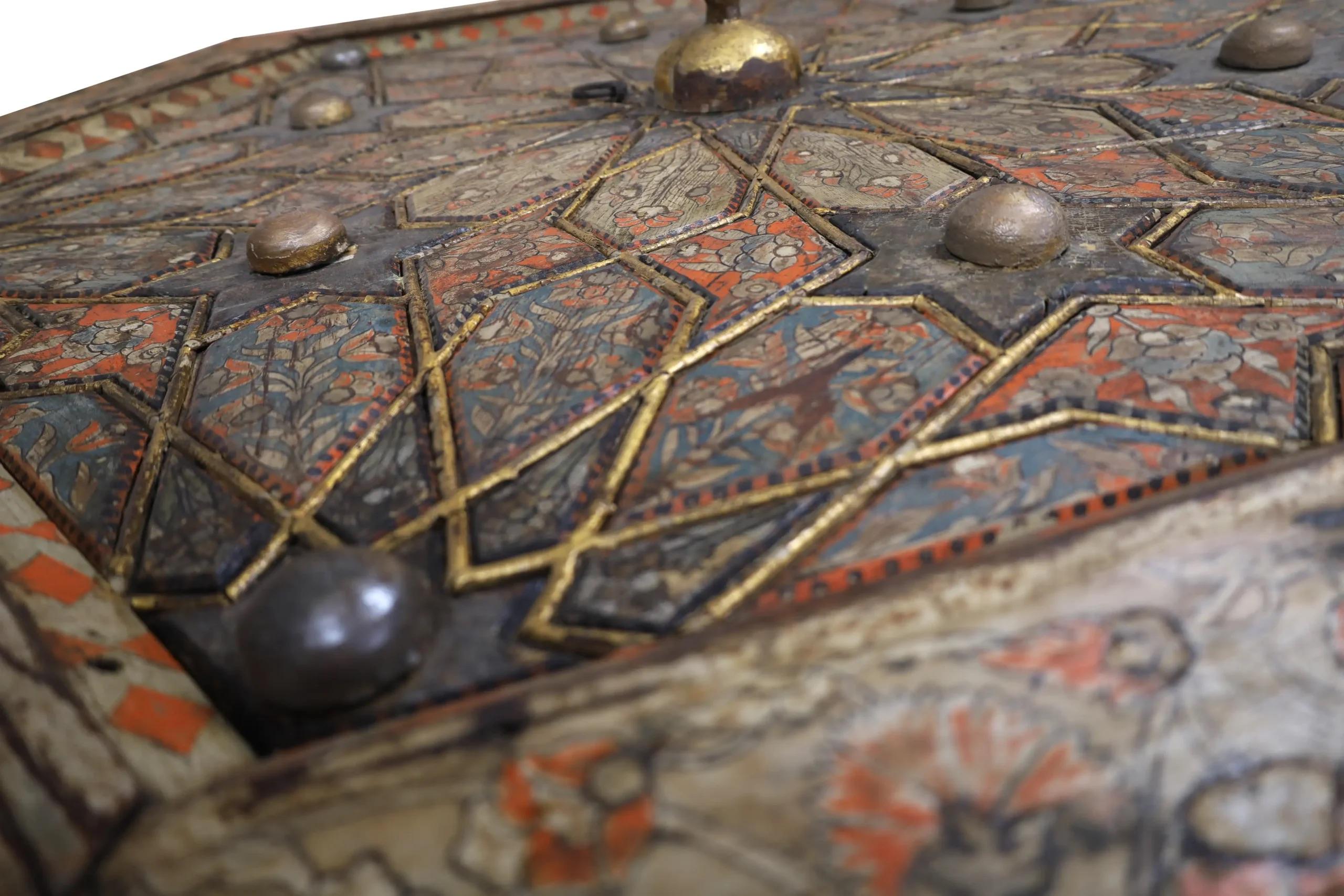 Techo otomano pintado y dorado, Turquía, probablemente siglo XVII de forma hexagonal en Bueno estado para la venta en London, GB