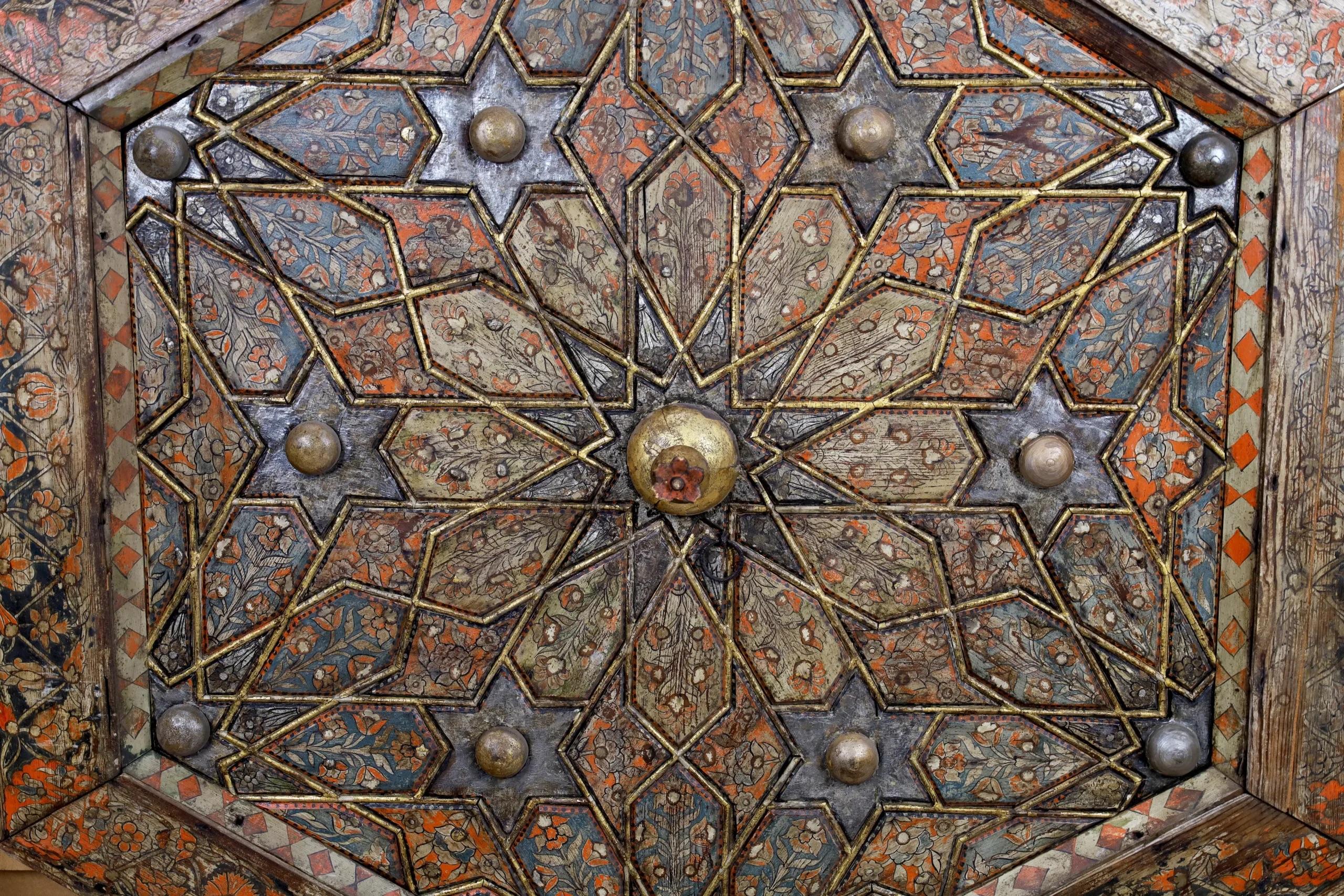 Techo otomano pintado y dorado, Turquía, probablemente siglo XVII de forma hexagonal siglo XVIII y antes en venta