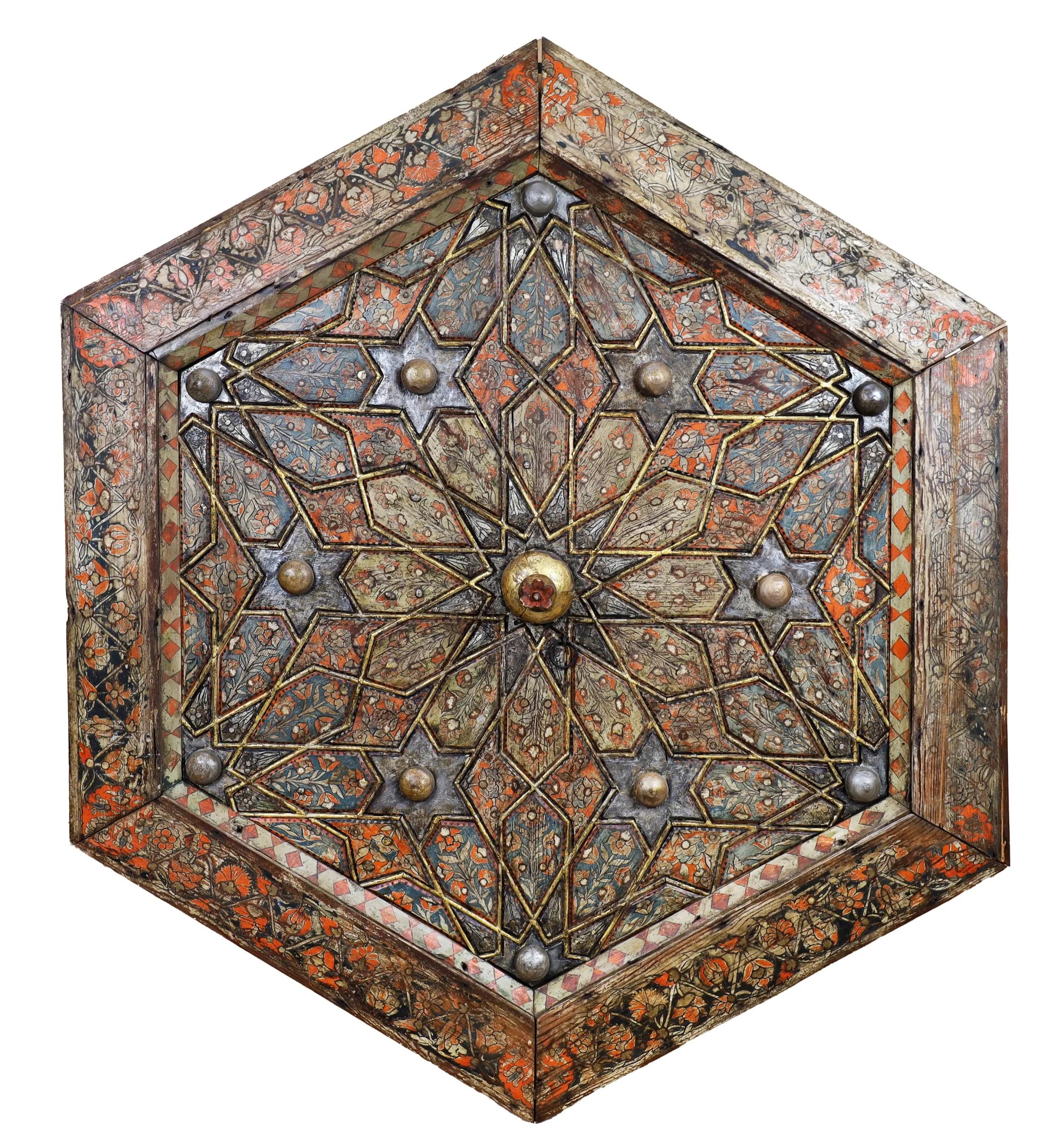 Techo otomano pintado y dorado, Turquía, probablemente siglo XVII de forma hexagonal Madera en venta