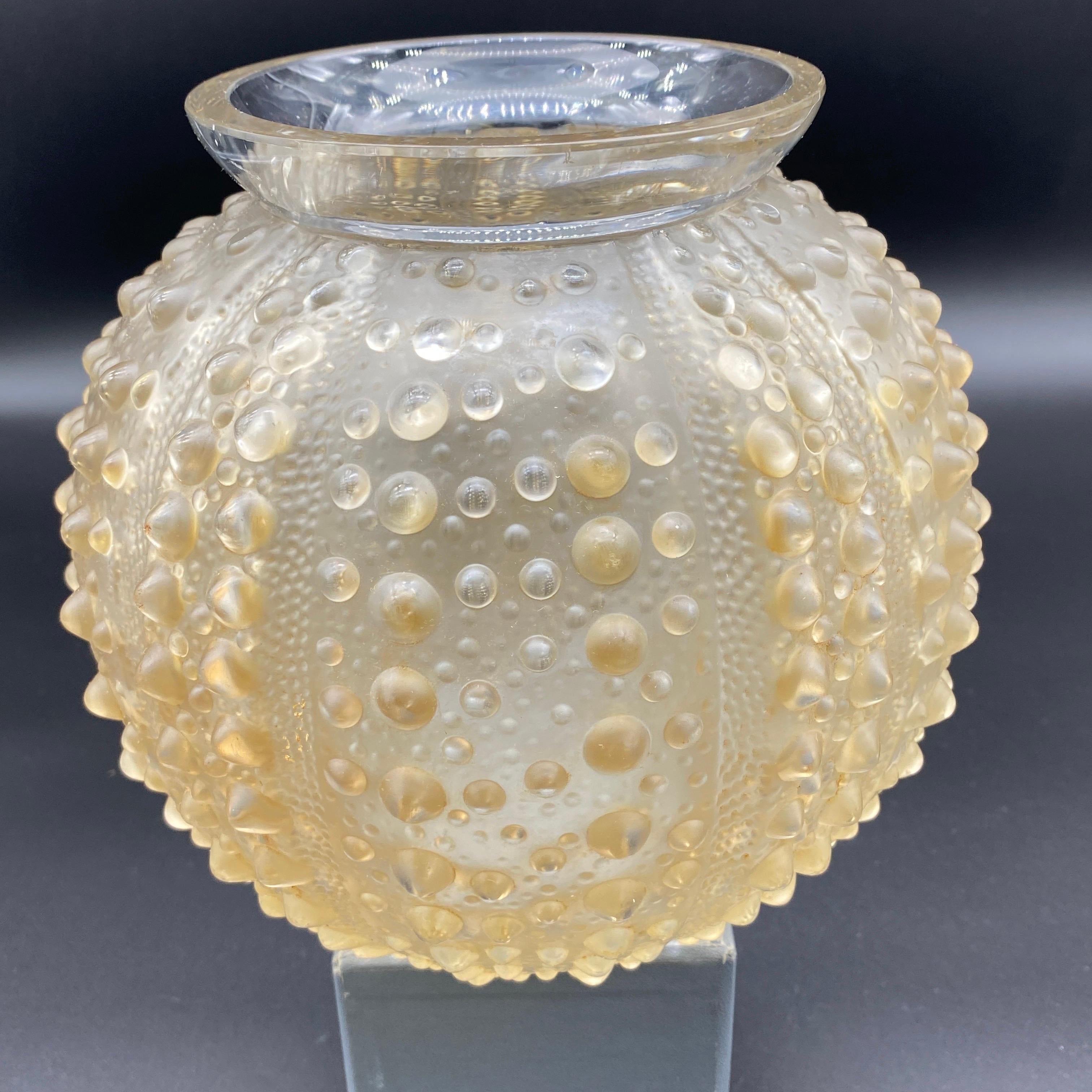 An Oursins  Art Deco Glass Vase by R.Lalique  In Excellent Condition In SAINT-OUEN-SUR-SEINE, FR