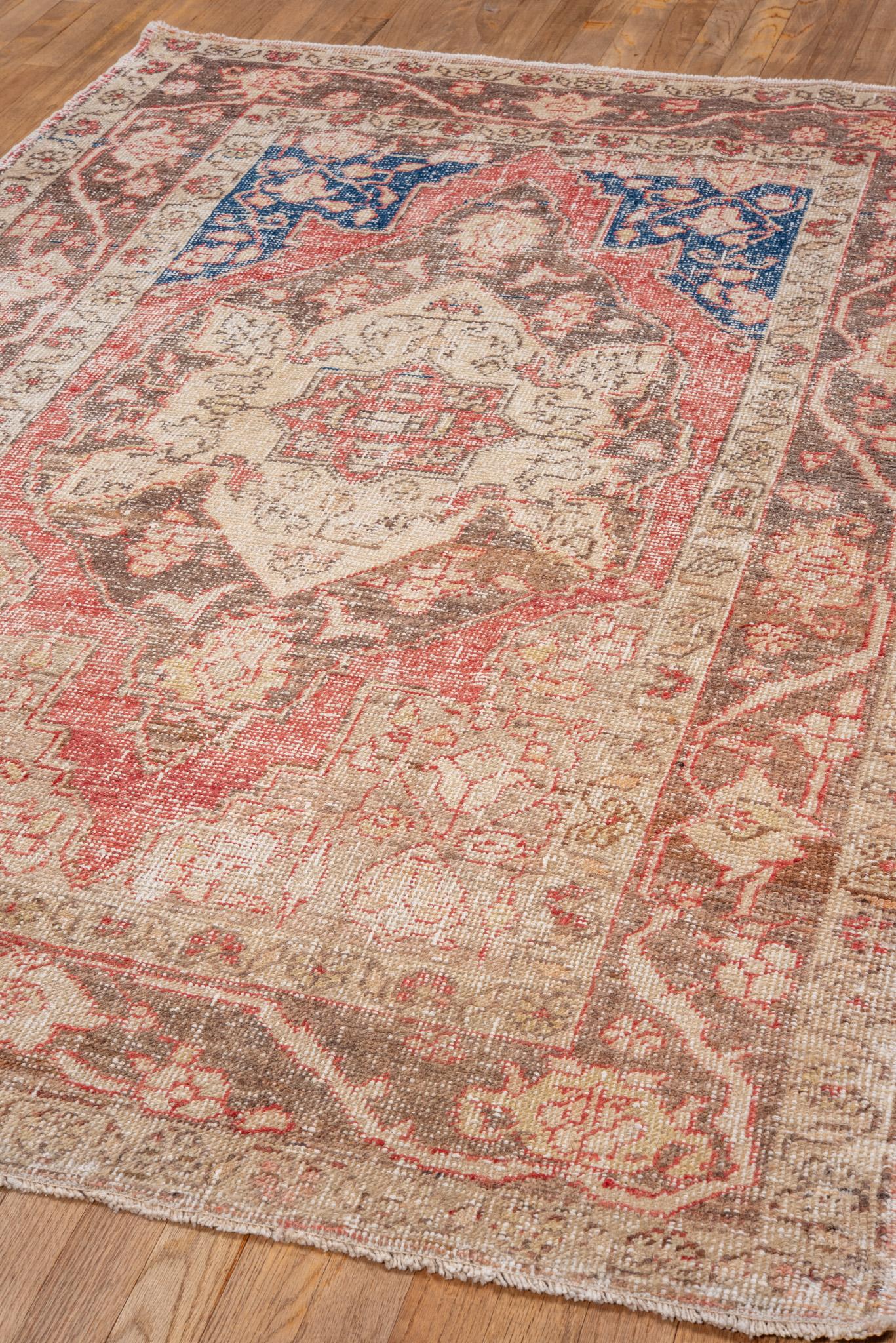 An Oushak Rug circa 1920. Handknotted with 100% wool yarn.