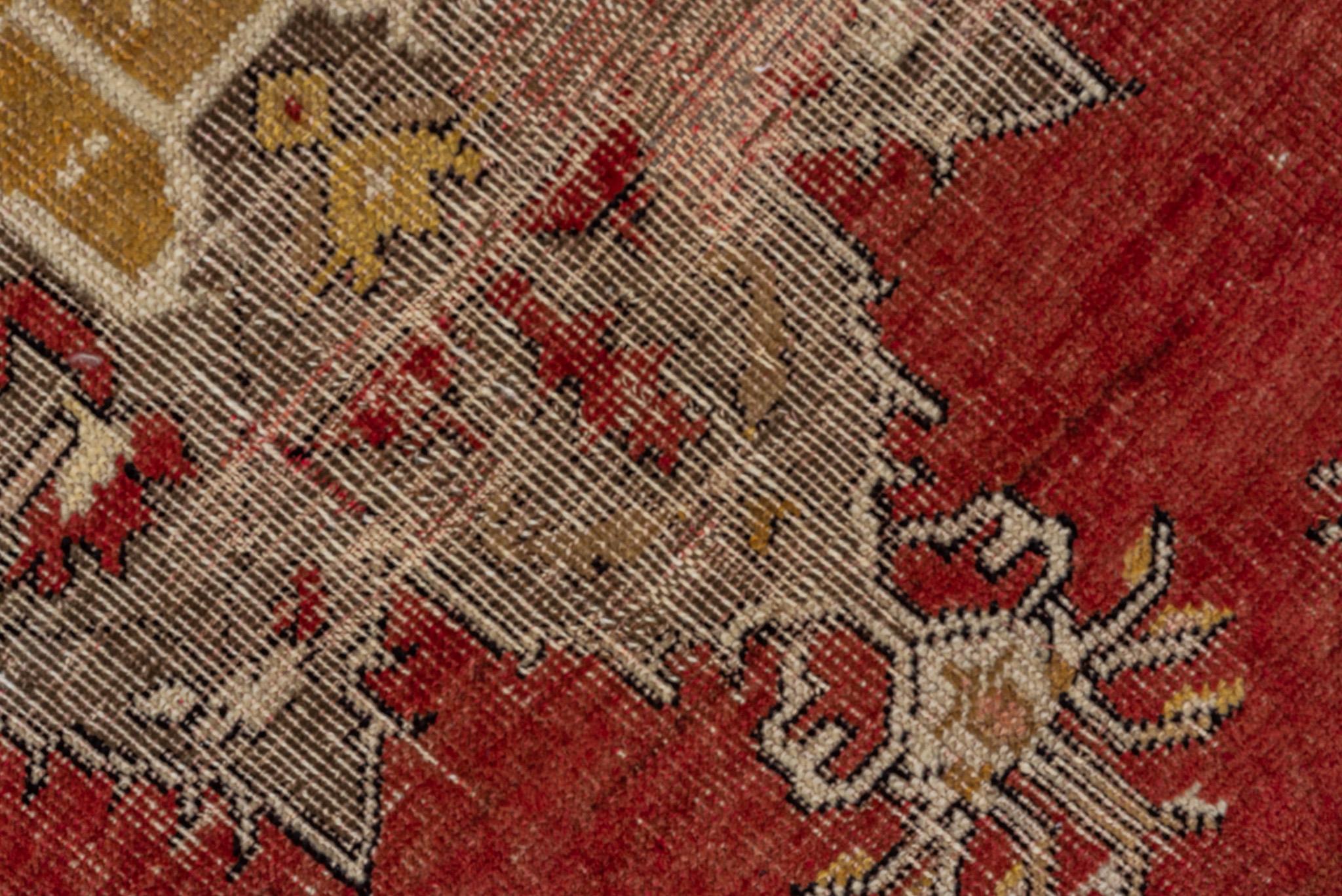 An Oushak Rug circa 1920. In Good Condition For Sale In Philadelphia, PA