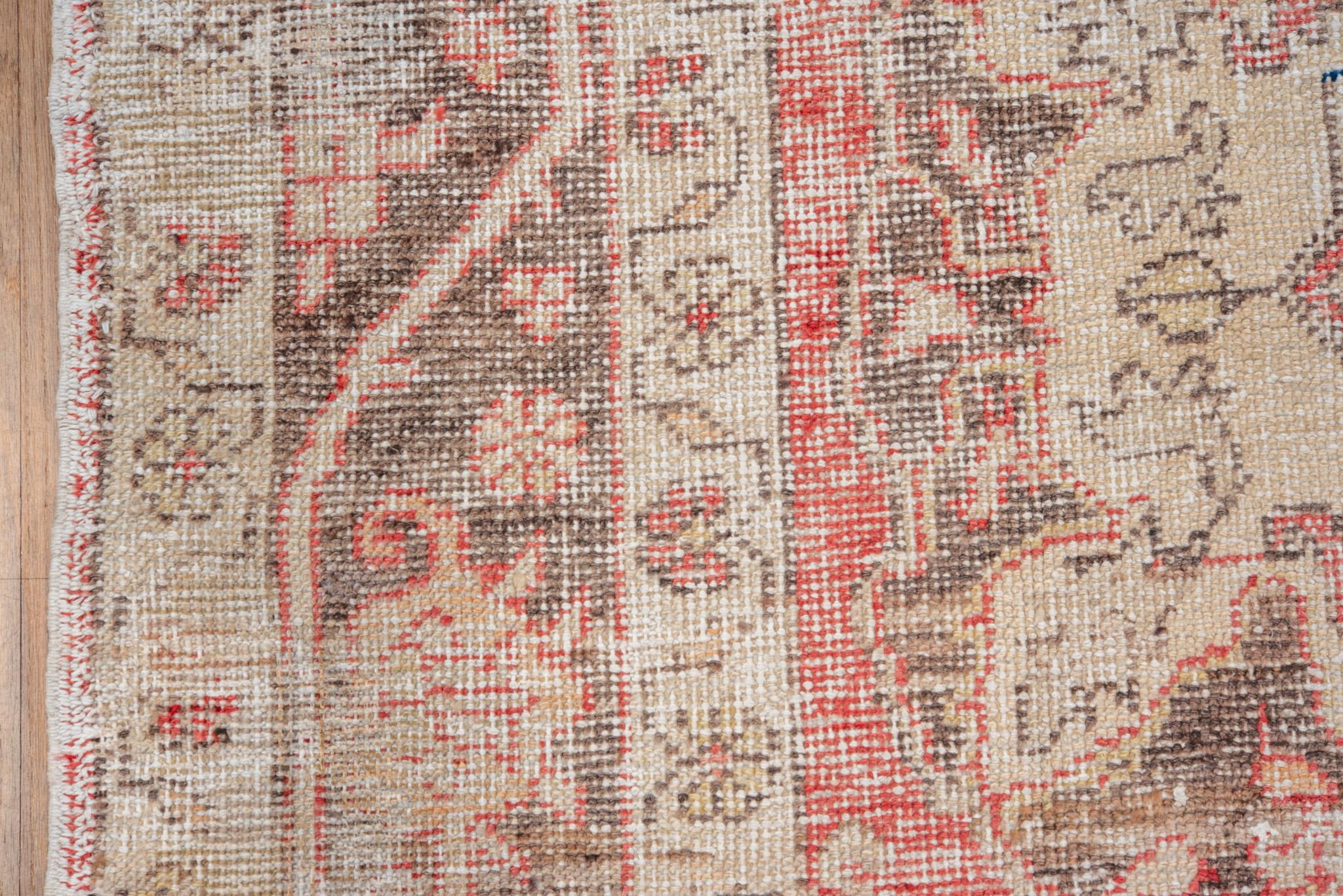 Ein Oushak-Teppich um 1920 (Frühes 20. Jahrhundert) im Angebot