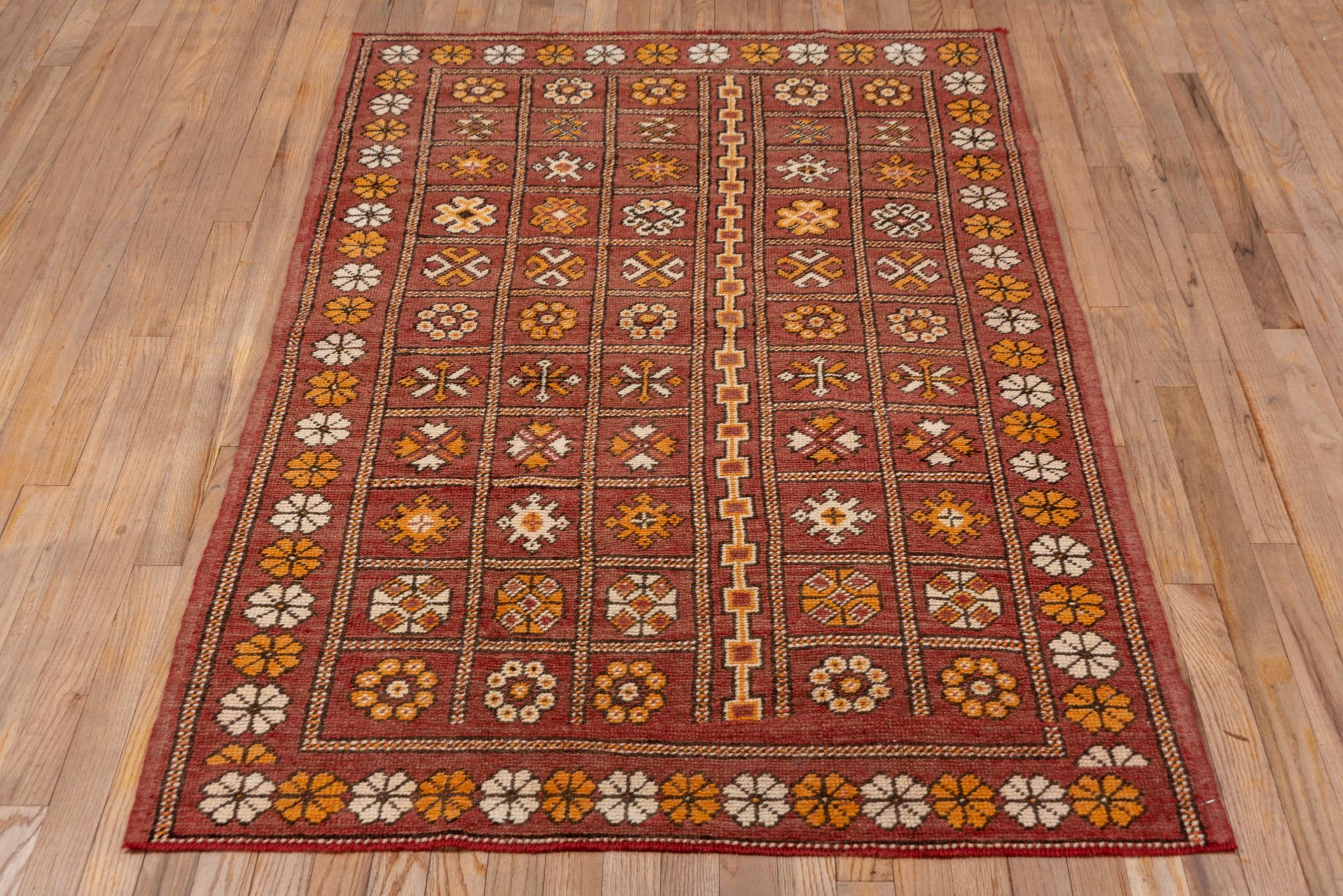An Oushak Rug circa 1930. Handknotted with 100% wool yarn.