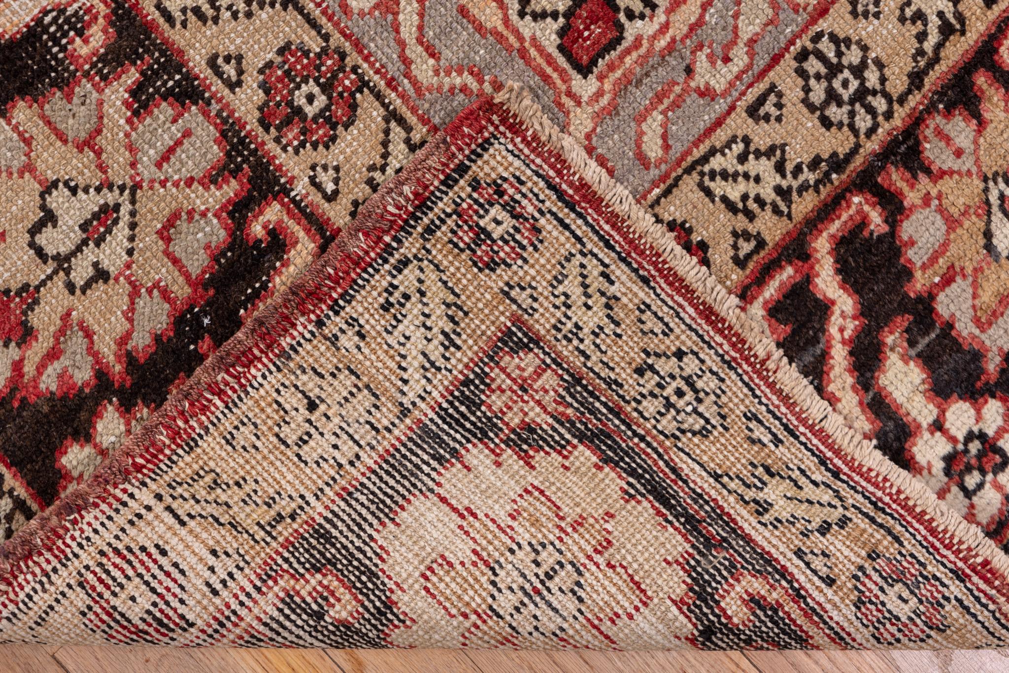 An Oushak Rug circa 1930. In Good Condition For Sale In Philadelphia, PA