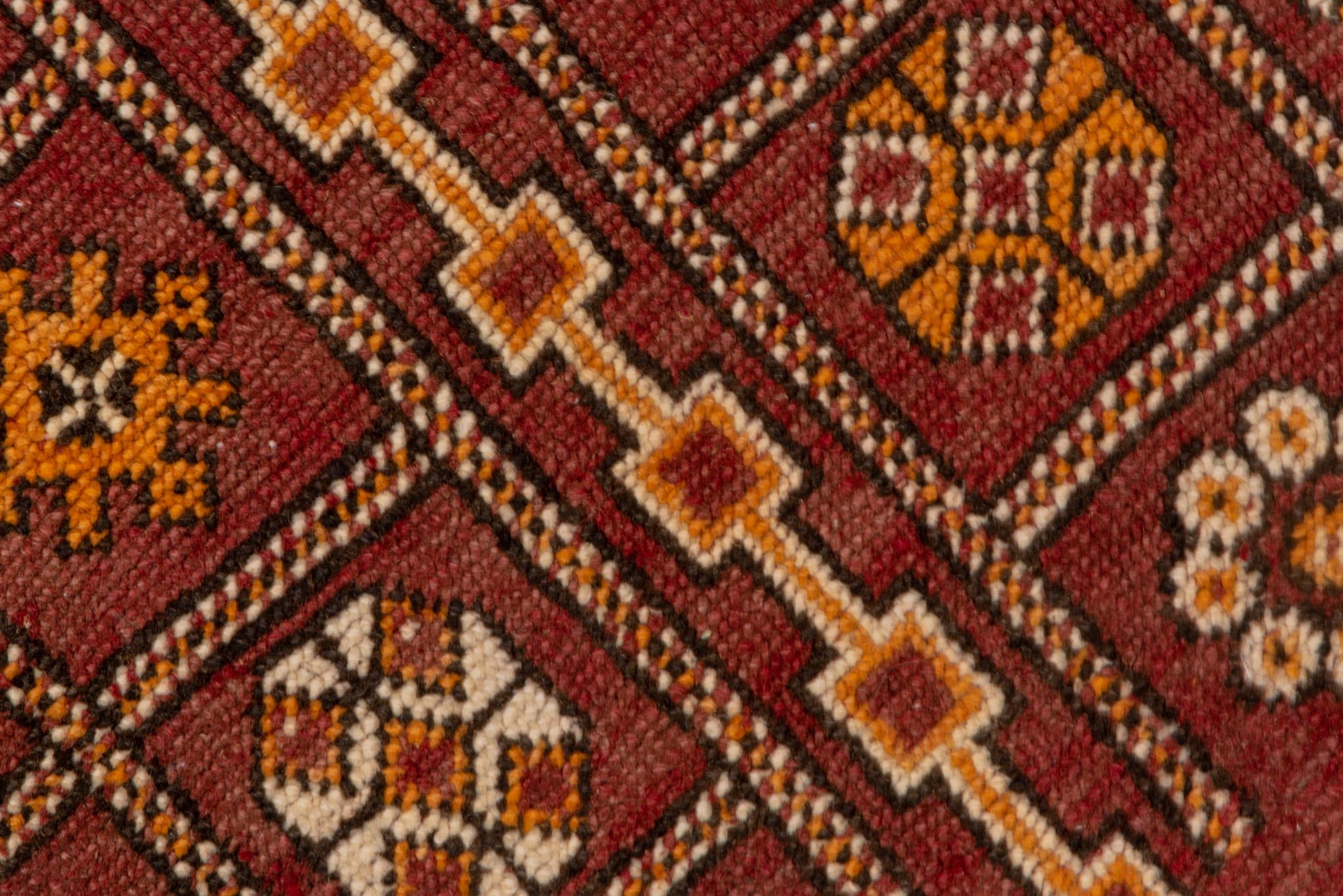 An Oushak Rug circa 1930 In Good Condition For Sale In Philadelphia, PA