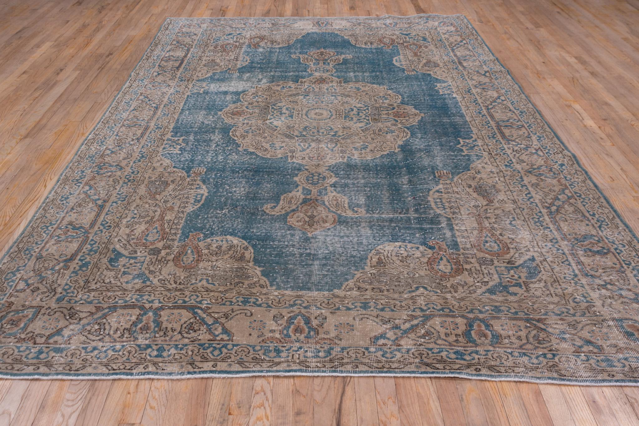 An Oushak Rug circa 1940. Hand knotted, made of 100% wool yarn.