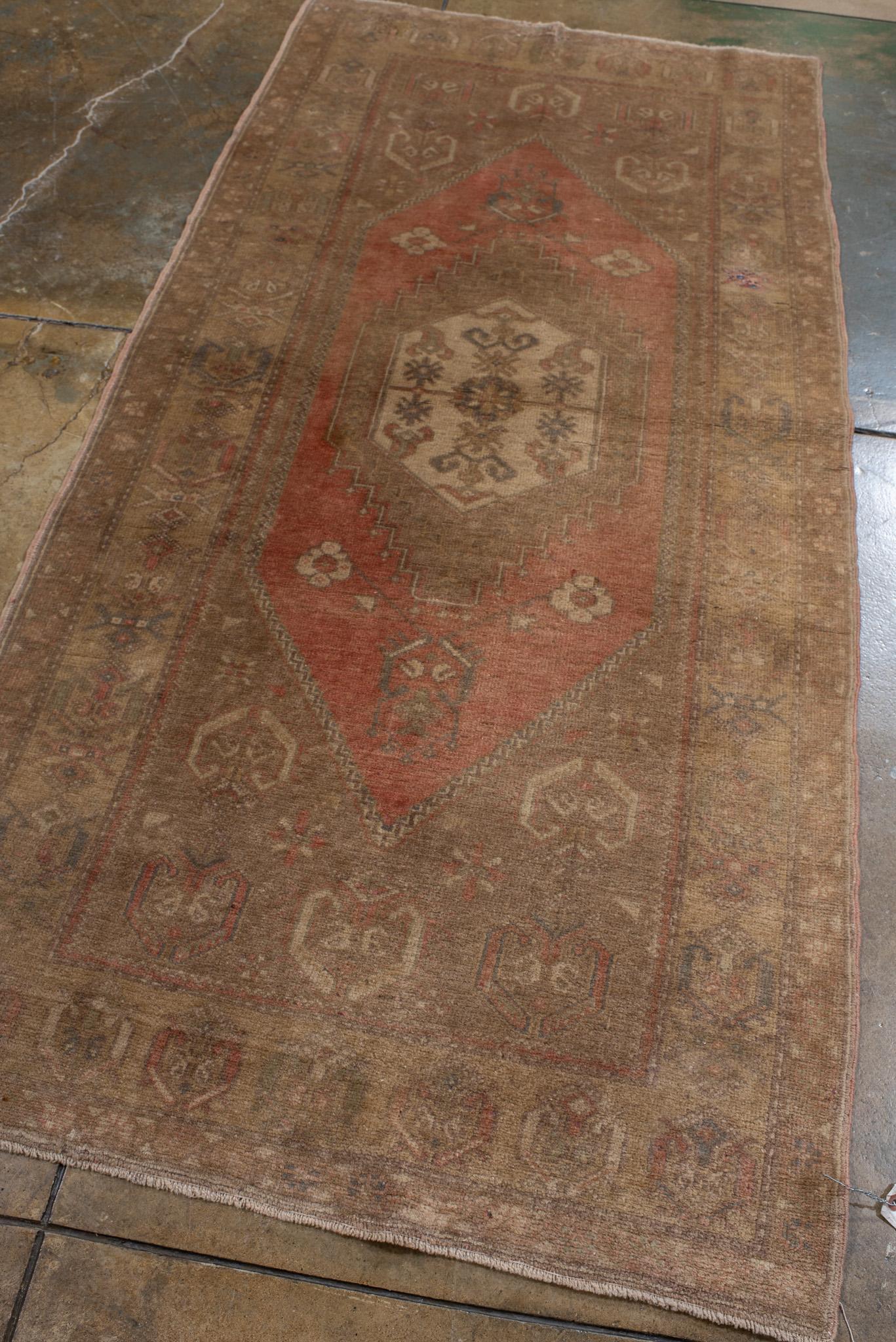An Oushak Rug circa 1940. Hand Knotted and made of 100% wool yarn.