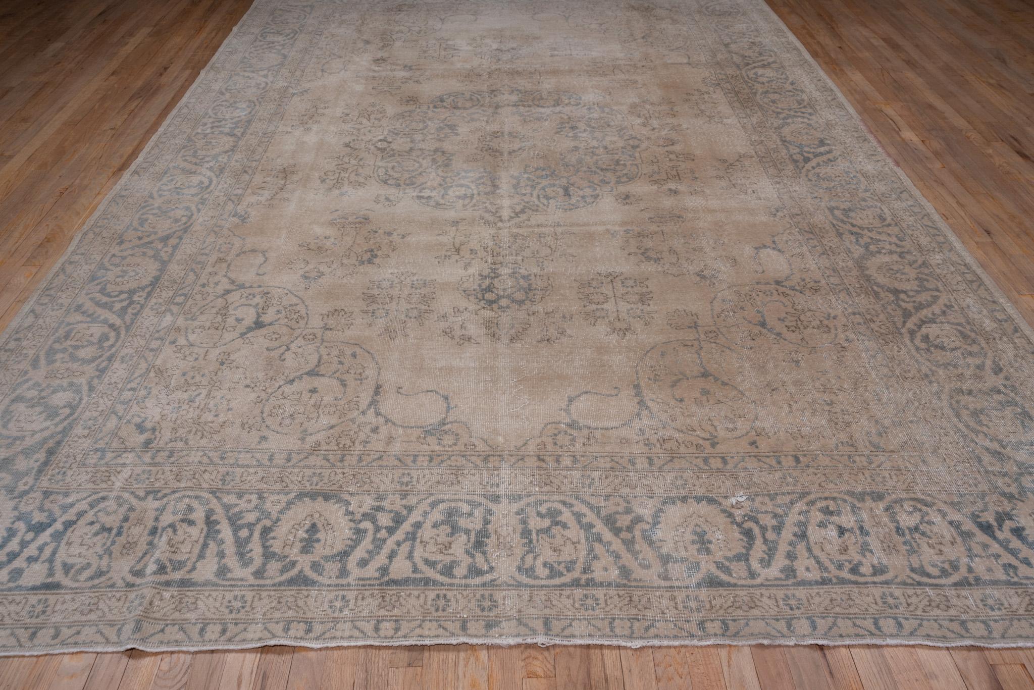 An Oushak Rug circa 1940. Hand Knotted, made of 100% wool yarn. 
