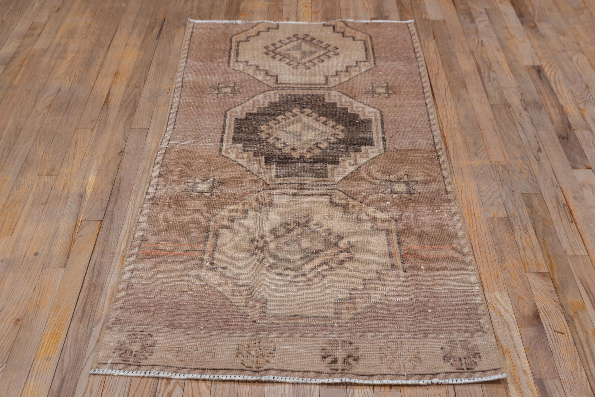 An Oushak Rug circa 1940. Handknotted with 100% wool yarn.